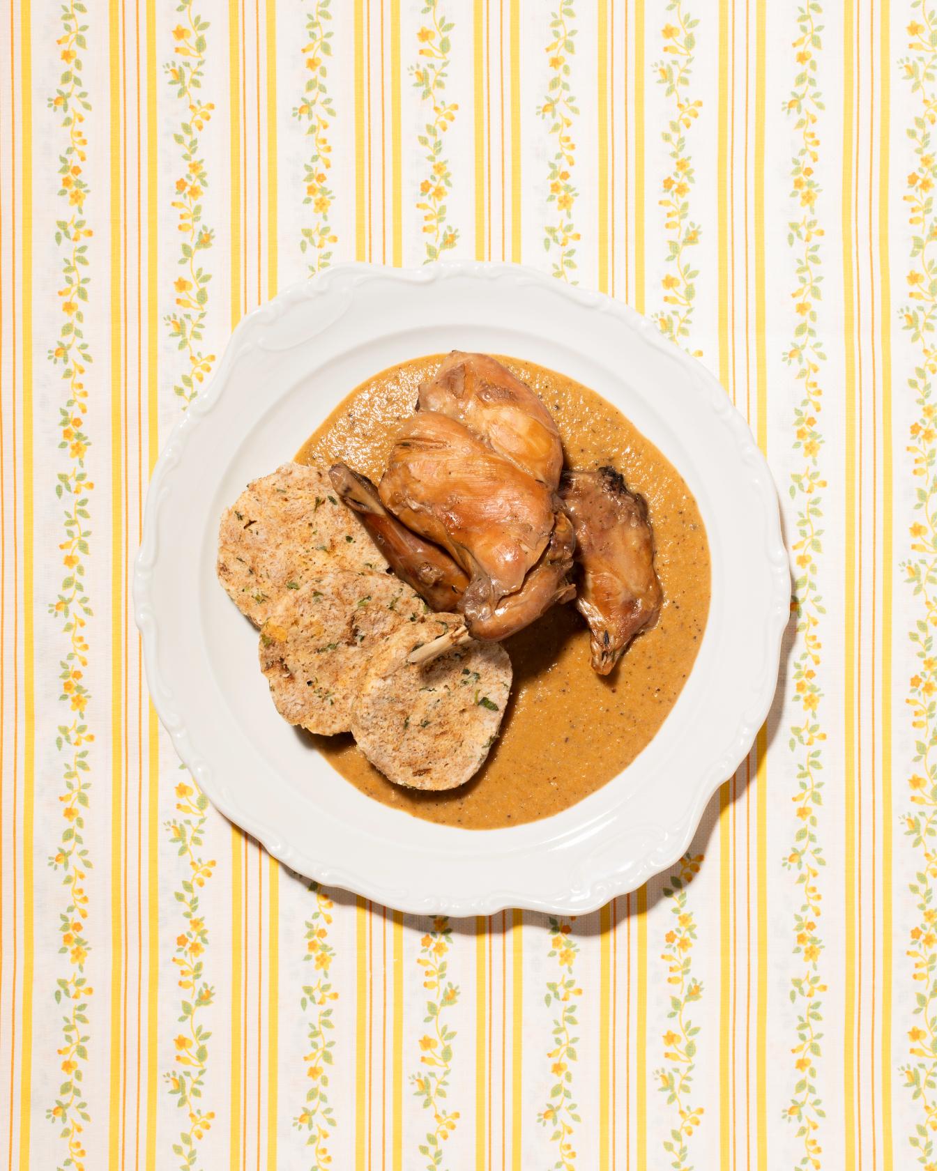 Kaninchen in Rahmsauce mit Karlsbader Knödeln