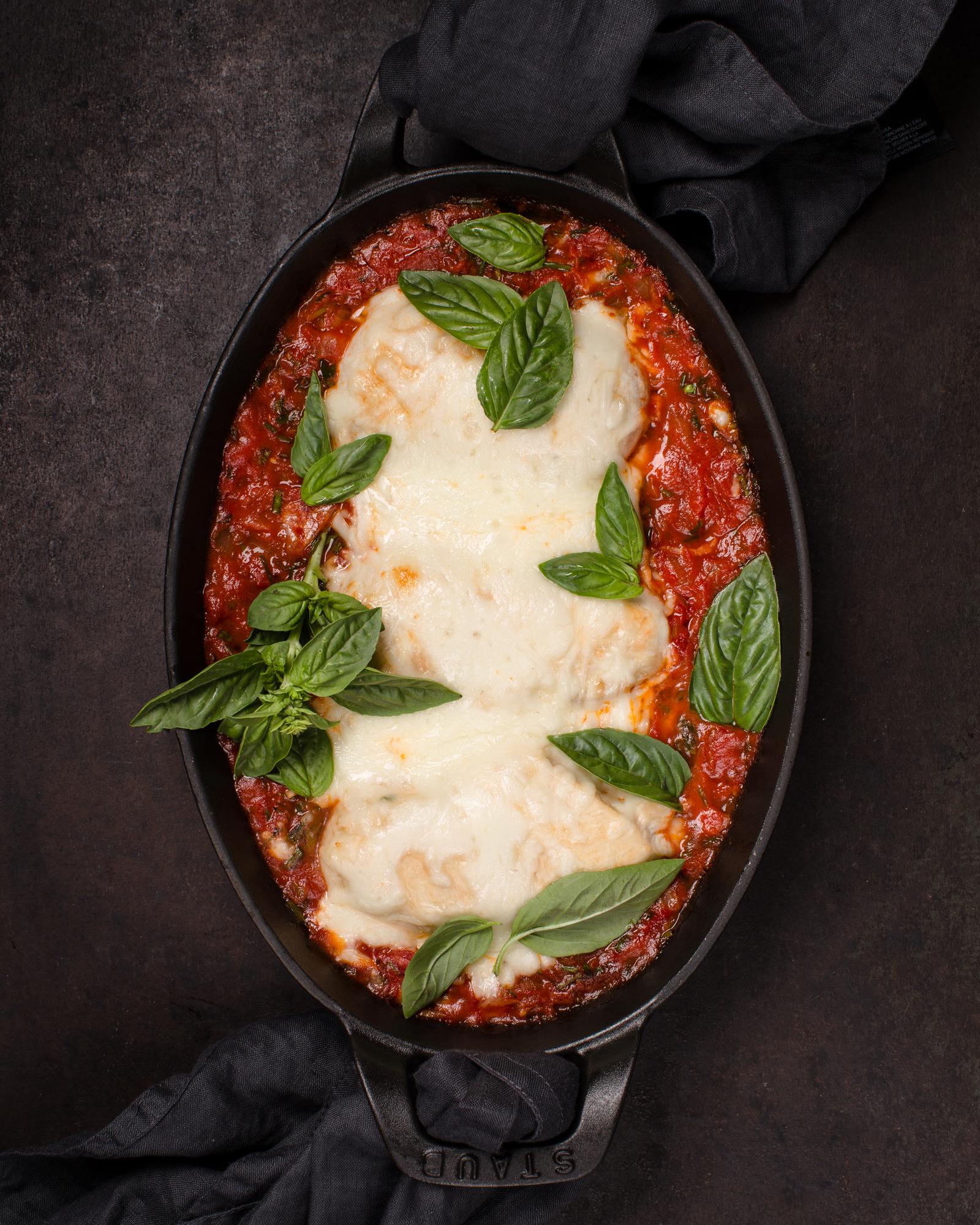 Hähnchenbrust in Tomatensauce mit Mozzarella