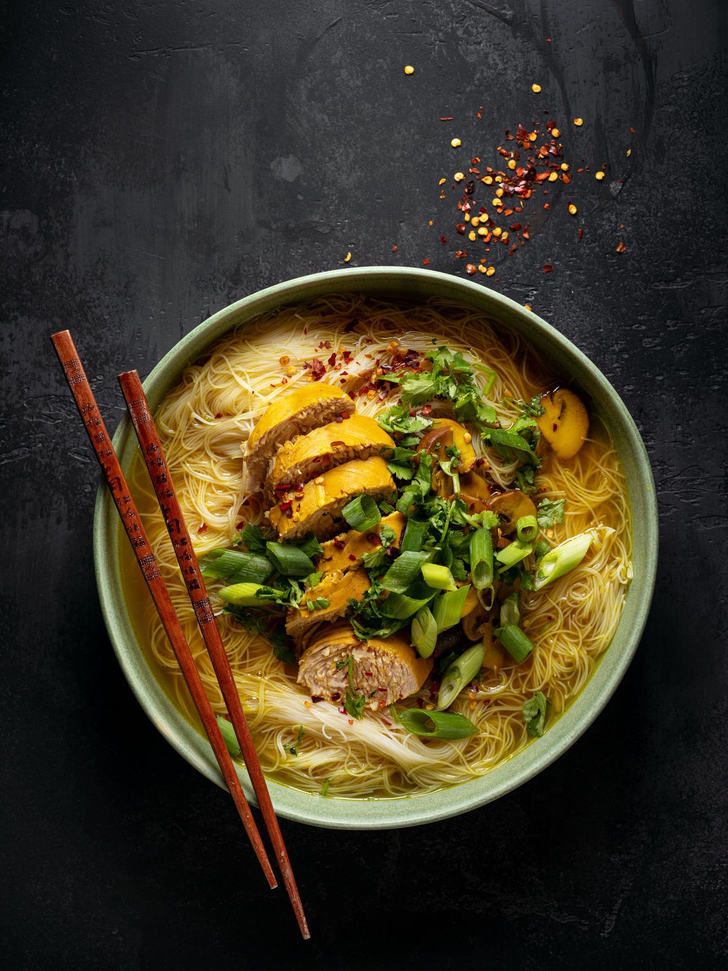Hühnersuppe mit Glasnudeln und Curry
