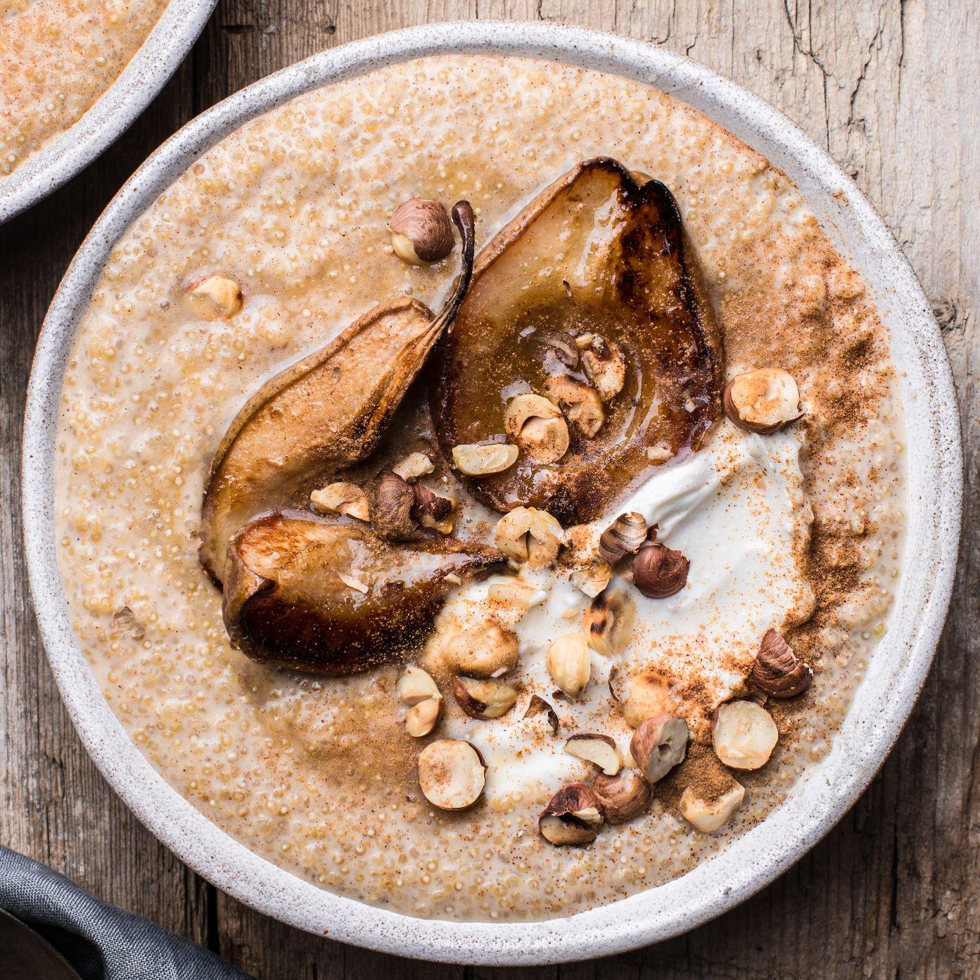 Quinoa-Brei mit gebackener Birne