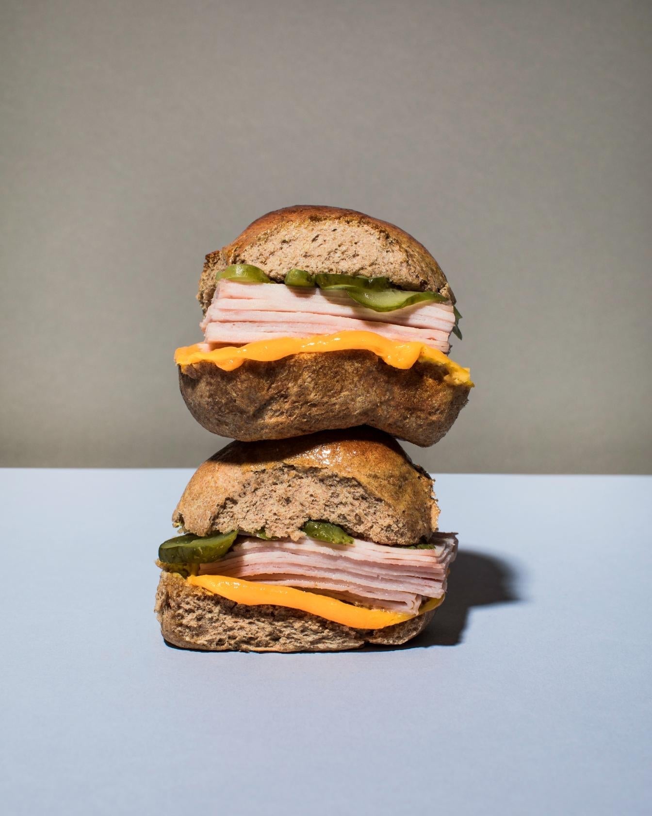 Hefeteigbrötchen mit Käse und Schinken