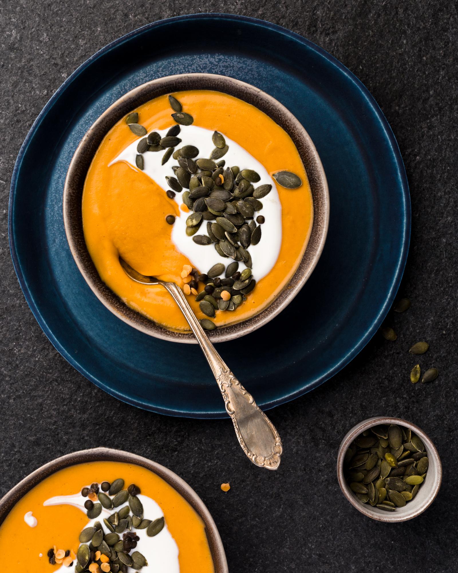 Linsencremesuppe mit Tomaten