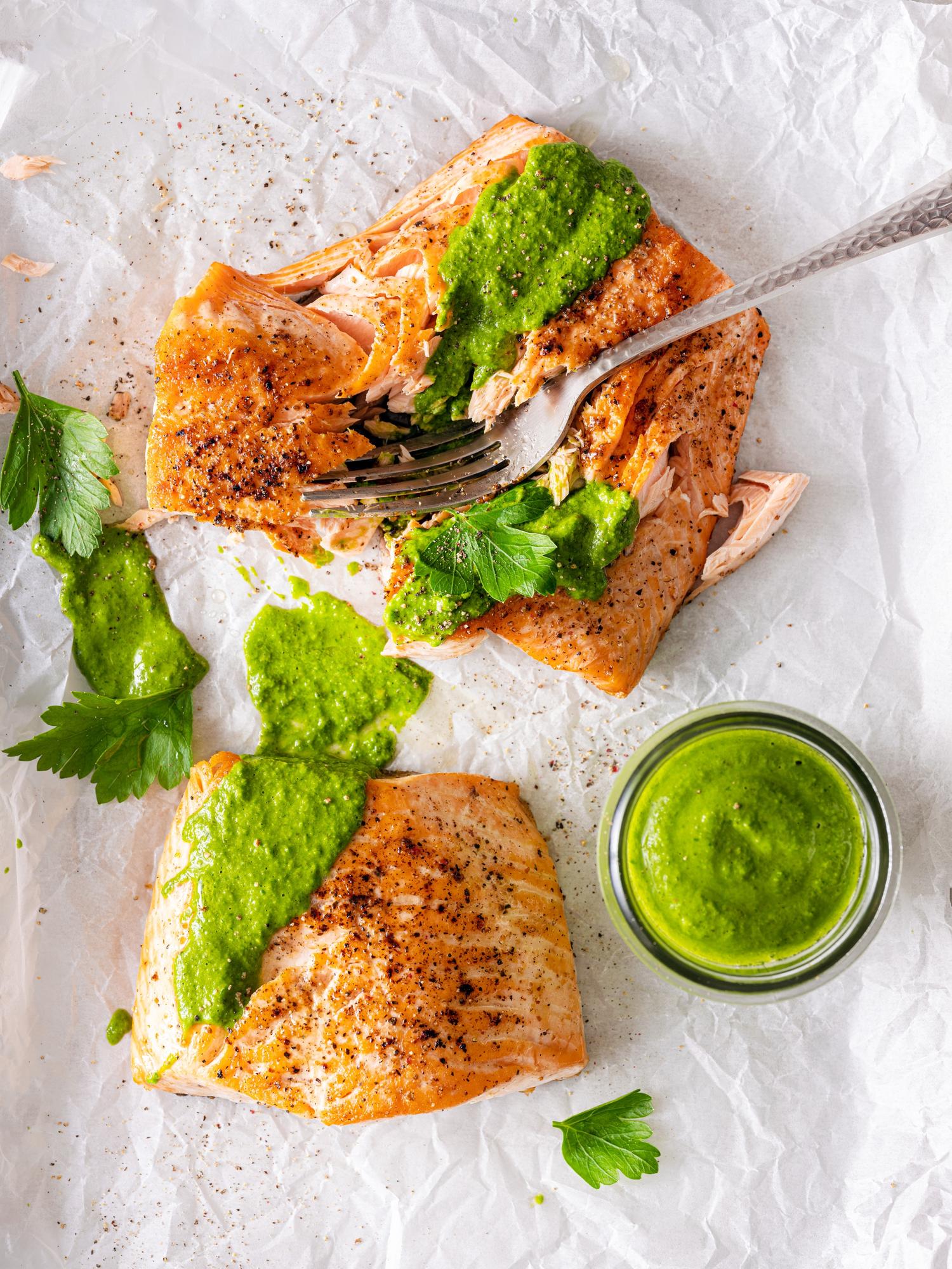Lachs mit Petersiliensoße
