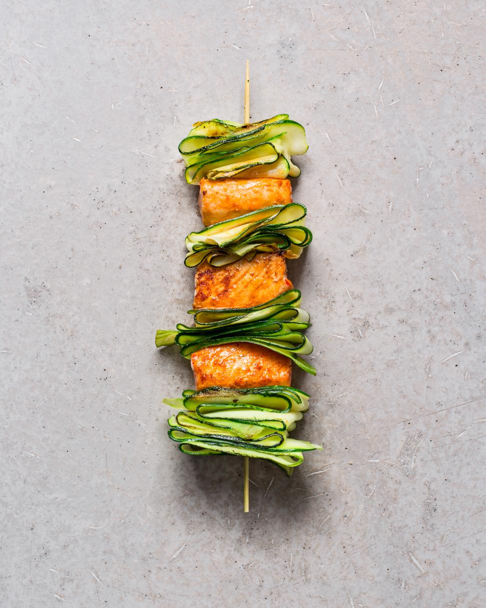 Lachs-Spieß mit Zucchini