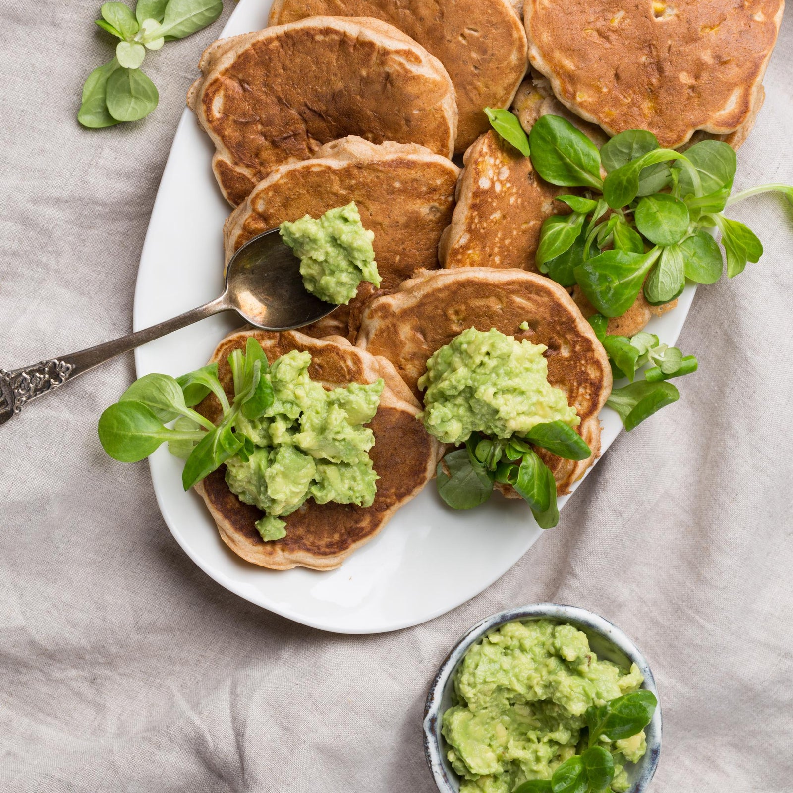 Mais-Bratlinge mit Avocado