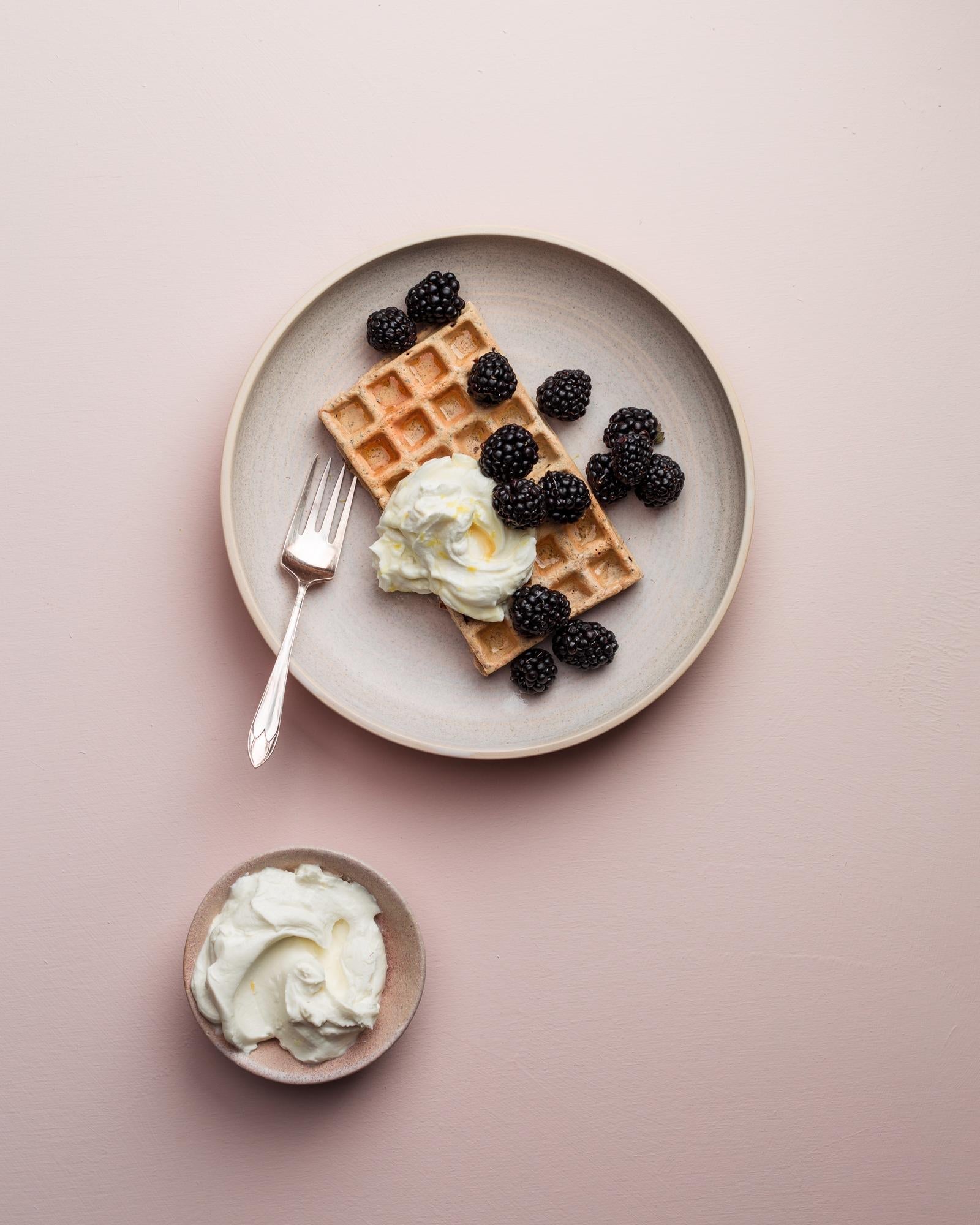 Mohnwaffeln mit Brombeeren und Zitronen-Quark