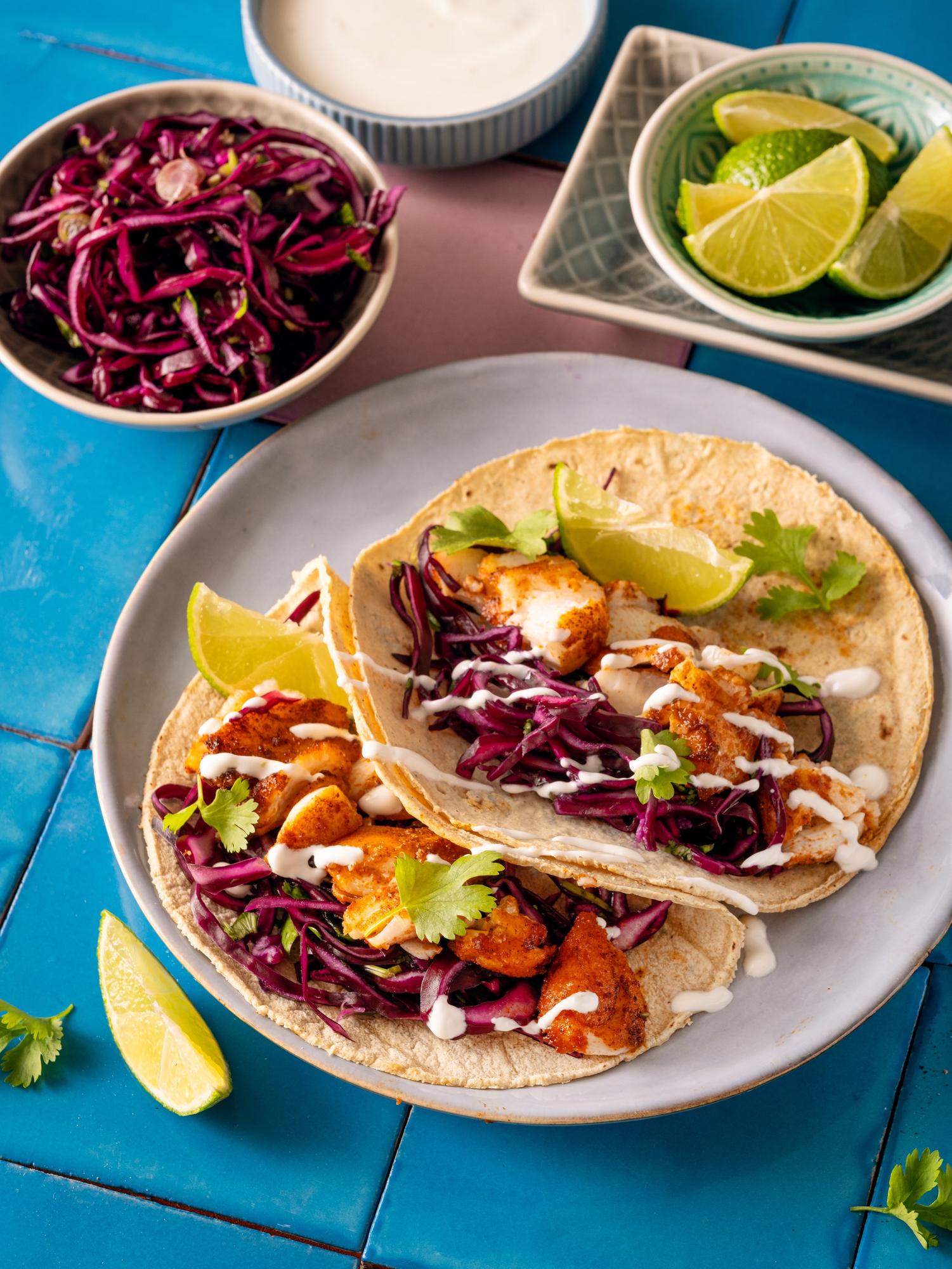 Mexikanische Fischtacos mit Krautsalat und Limettencrème