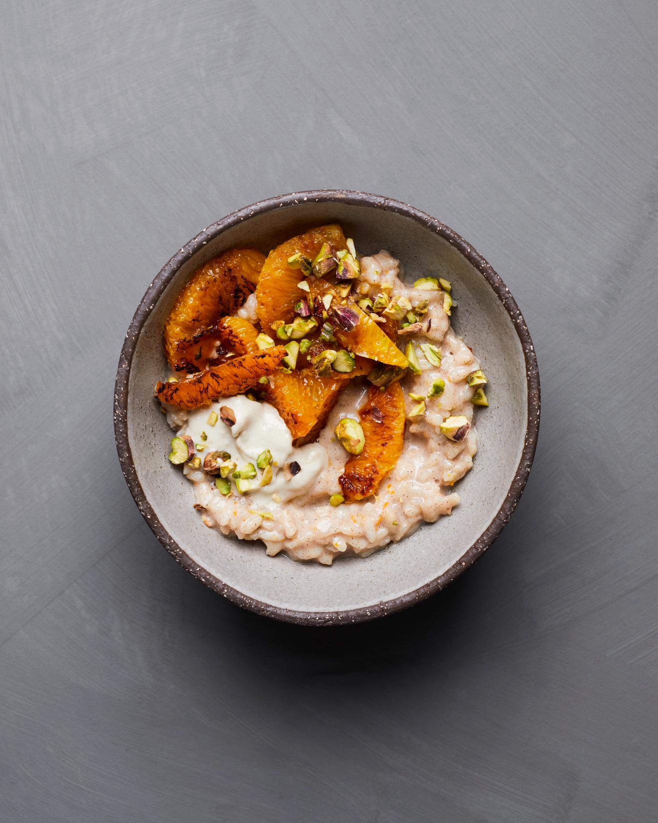 Milchreis mit karamellisierter Orange, Pistazien und Tahini