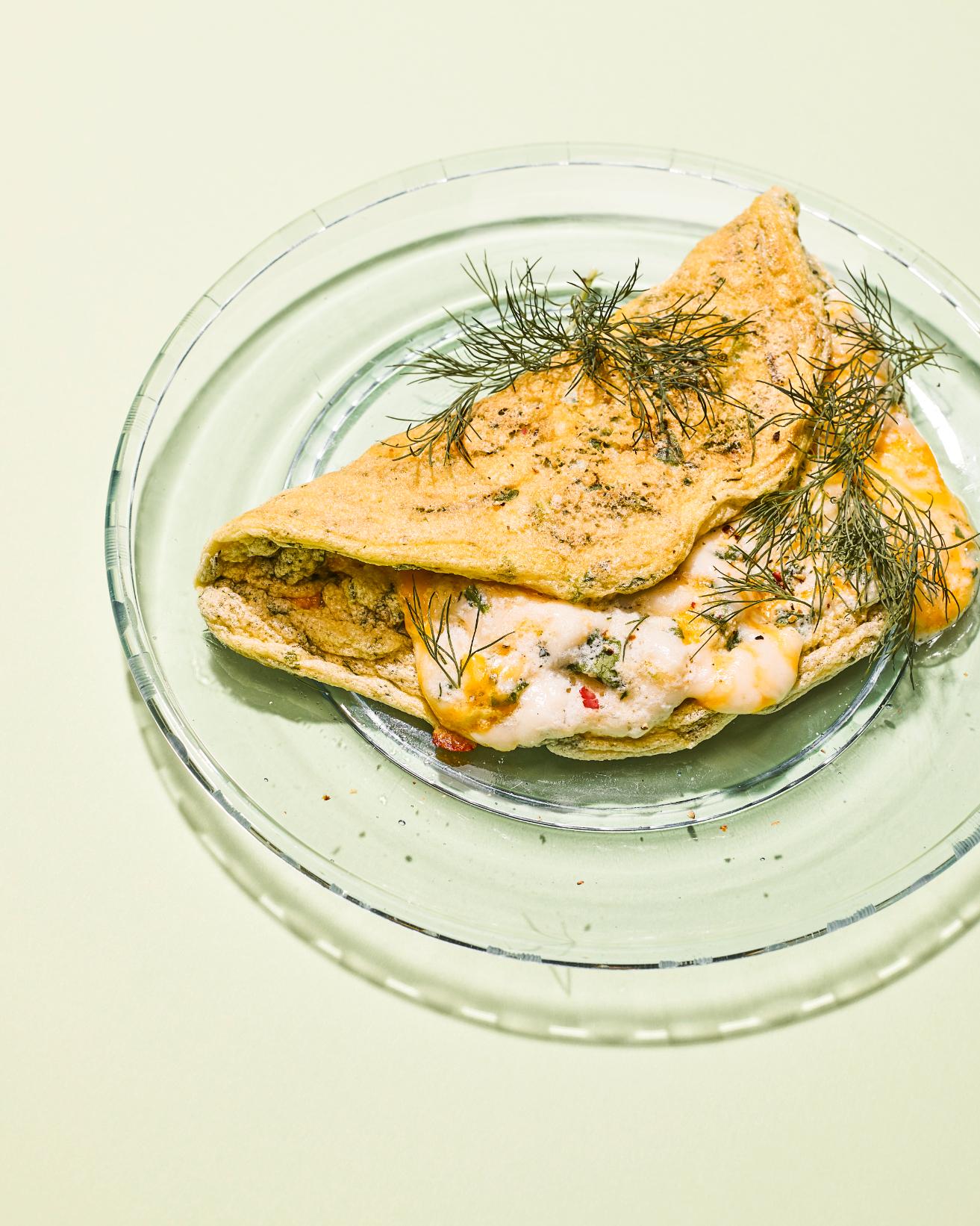Luftiges Käse-Omelett mit Schnittlauch und Dill