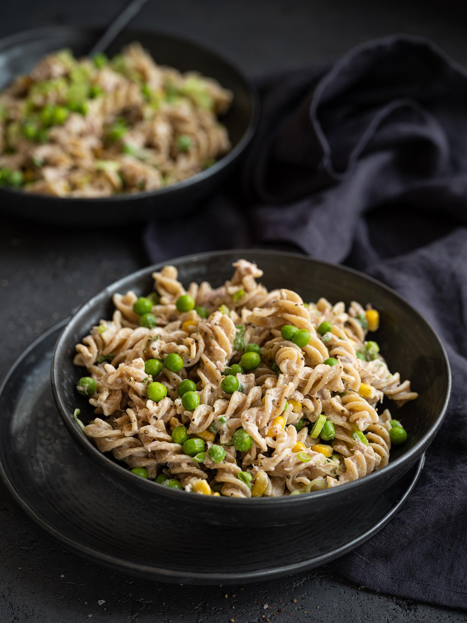 Nudelsalat mit Thunfisch, Mais und Erbsen