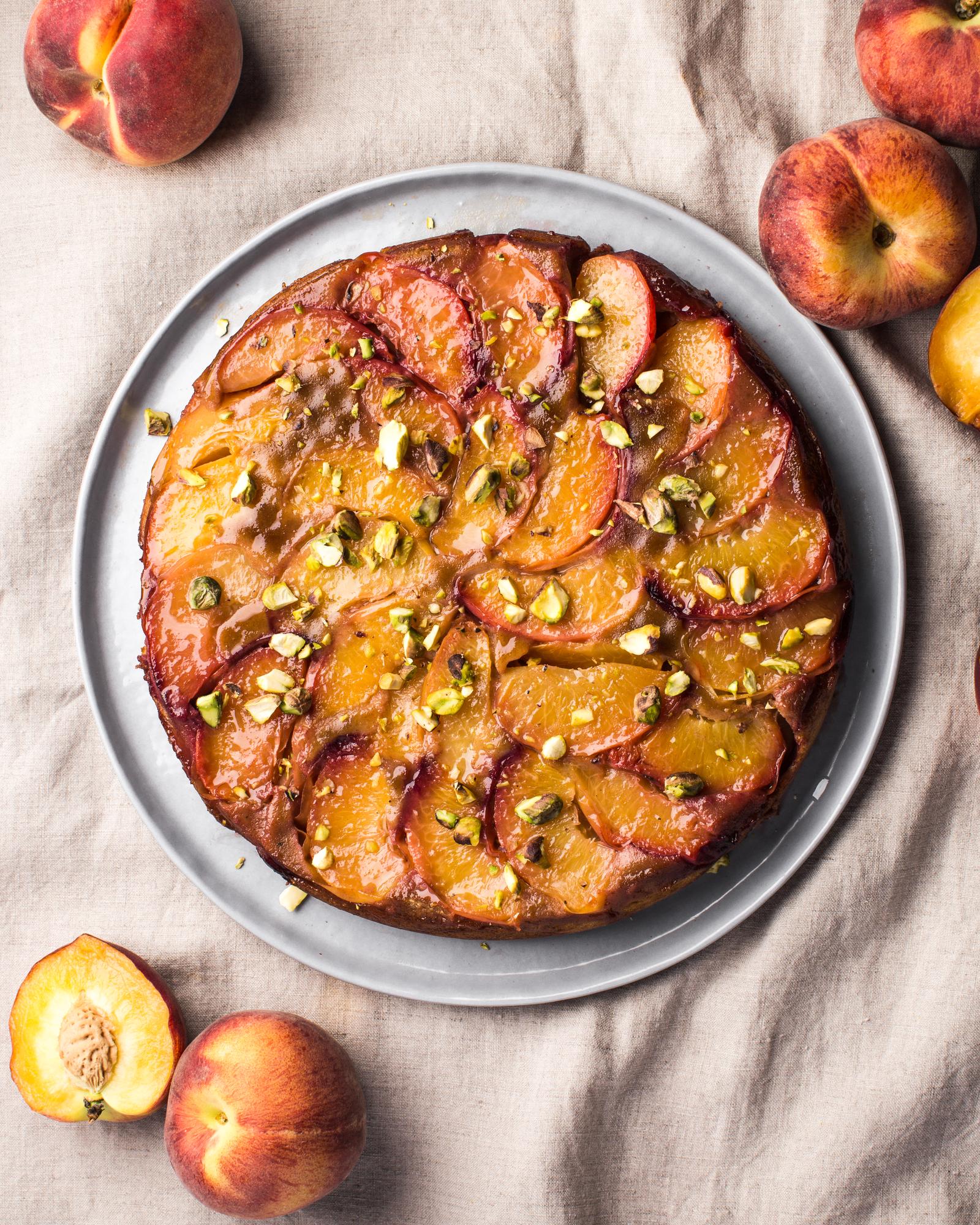 Gestürzter Pfirsichkuchen mit Pistazien
