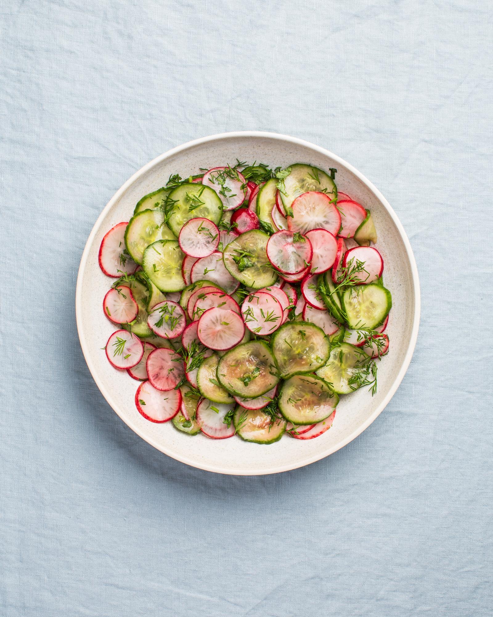 Gurkensalat mit Radieschen