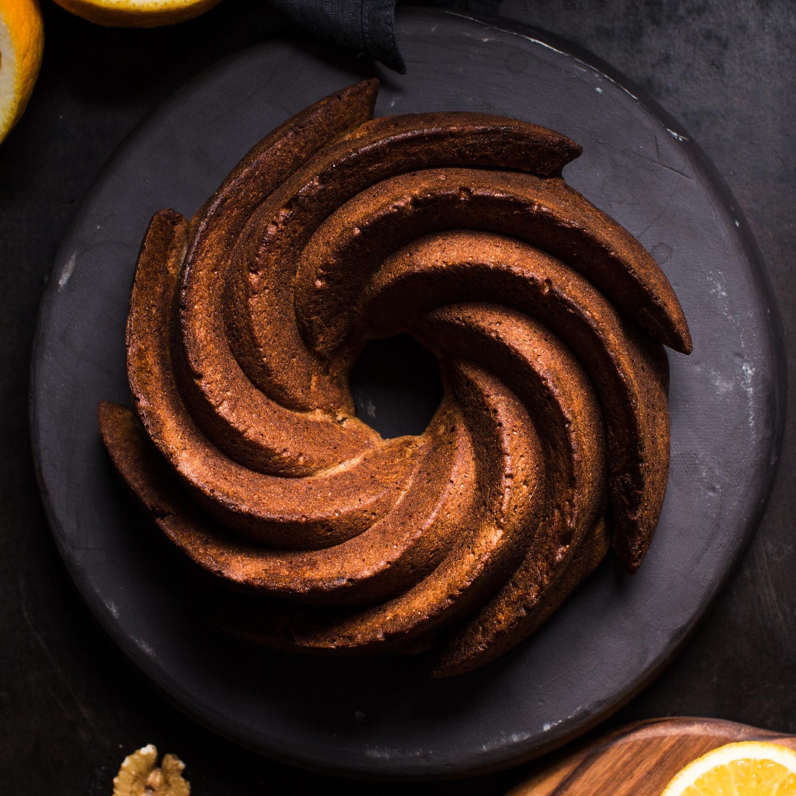 Orangen-Gugelhupf mit Nüssen