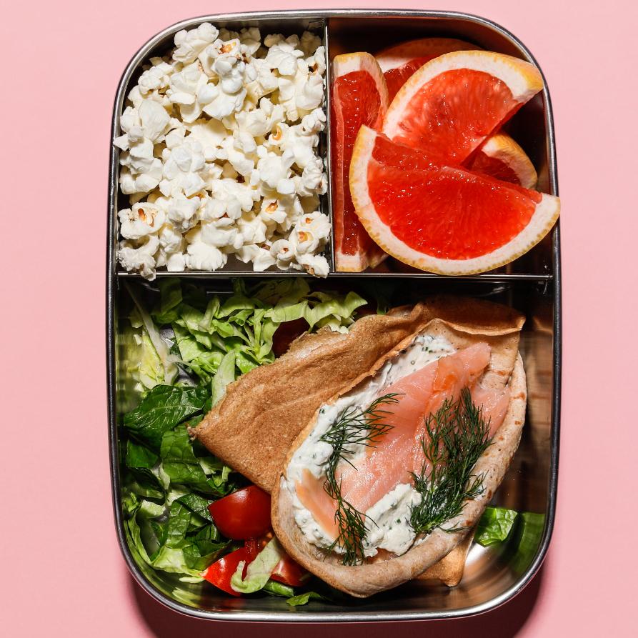 Palatschinken mit Frischkäse und geräuchertem Lachs