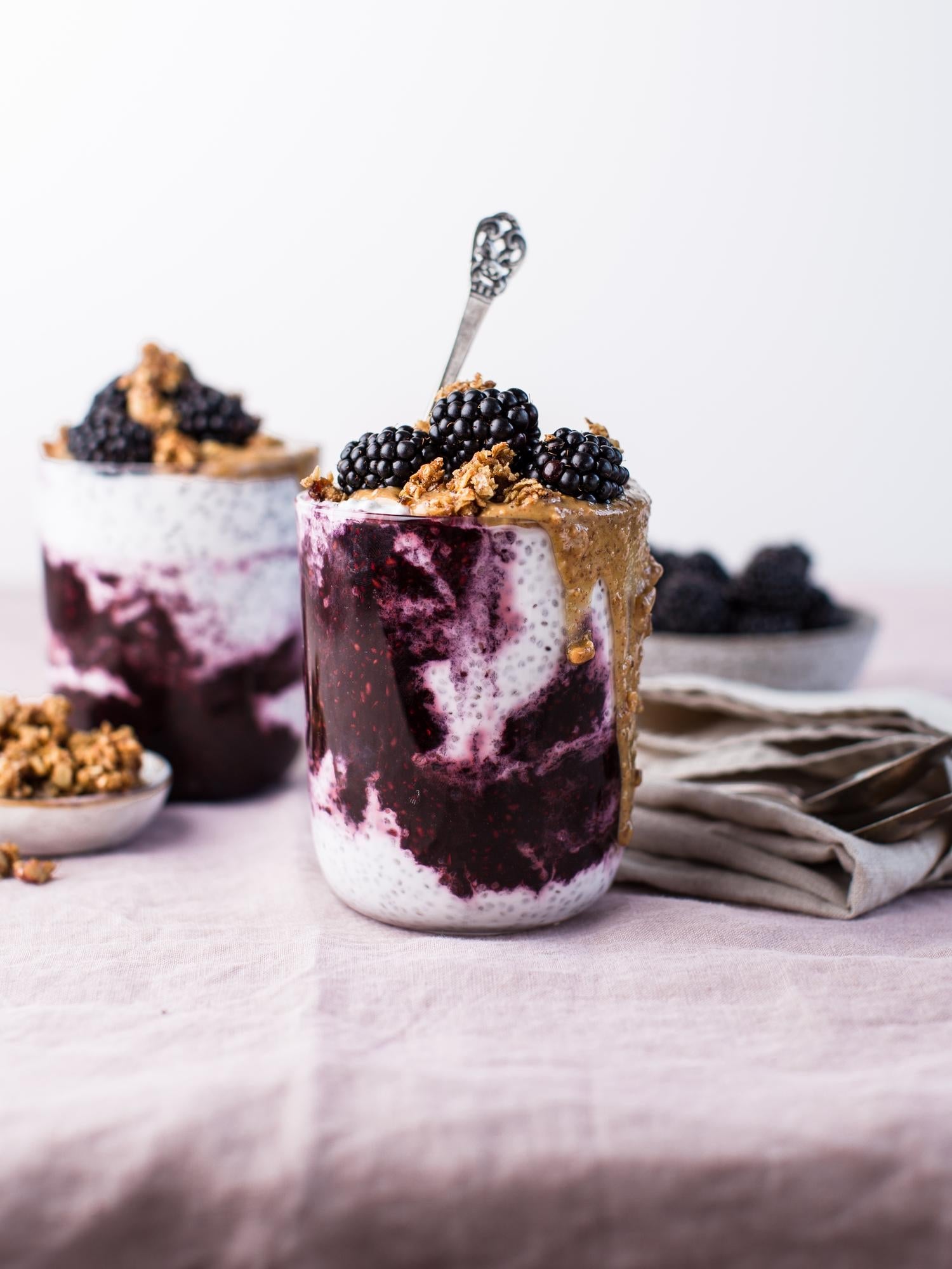 Chia-Parfait mit Brombeeren und Granola