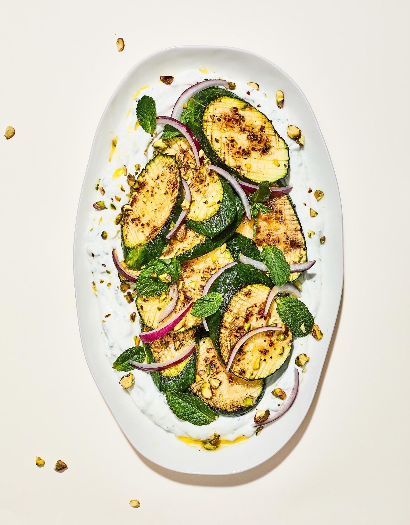 Gebackene Zucchini mit Minze, Joghurt und Pistazien