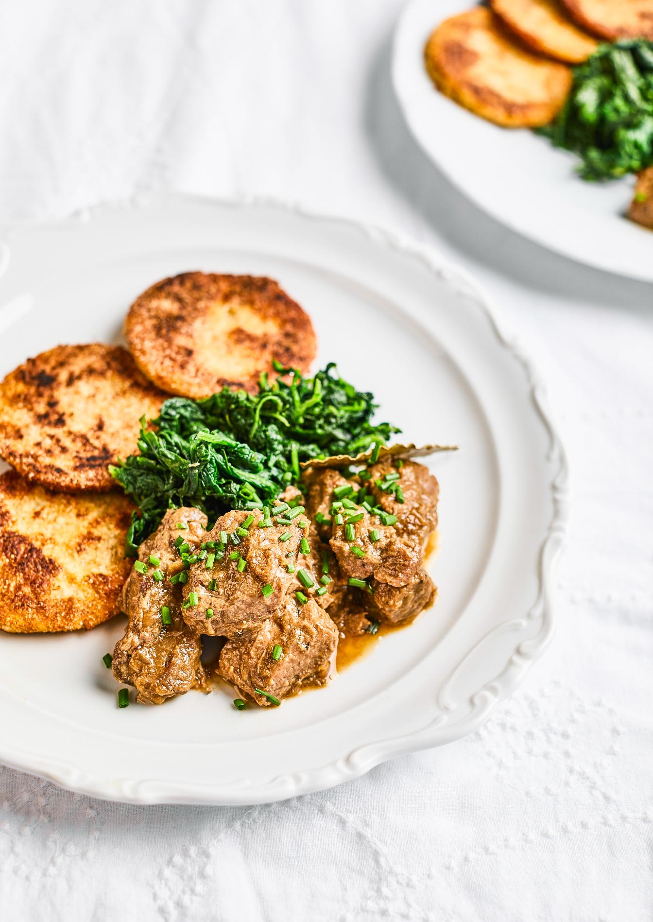 Gebratene Lammkeule mit Kartoffelfladen