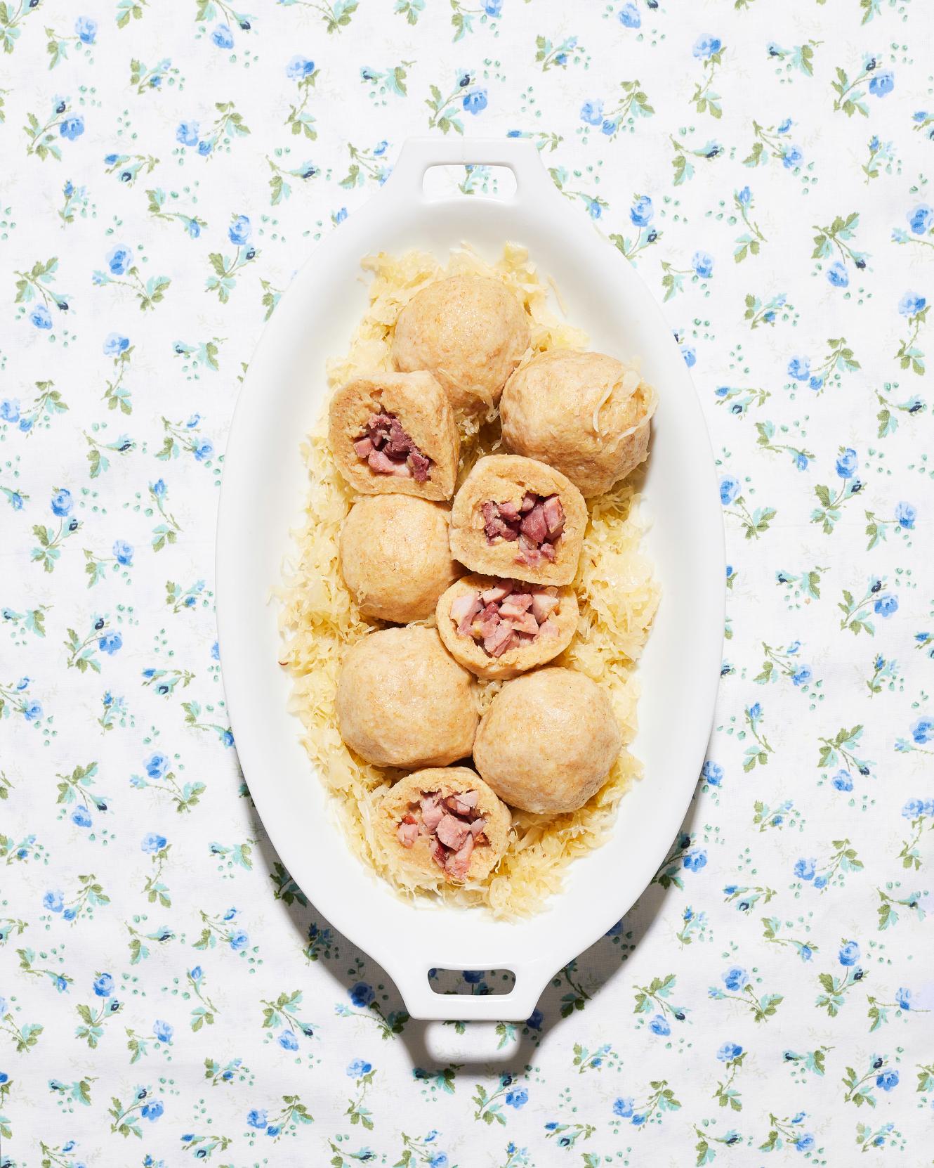 Gefüllte Kartoffelklöße mit Sauerkraut