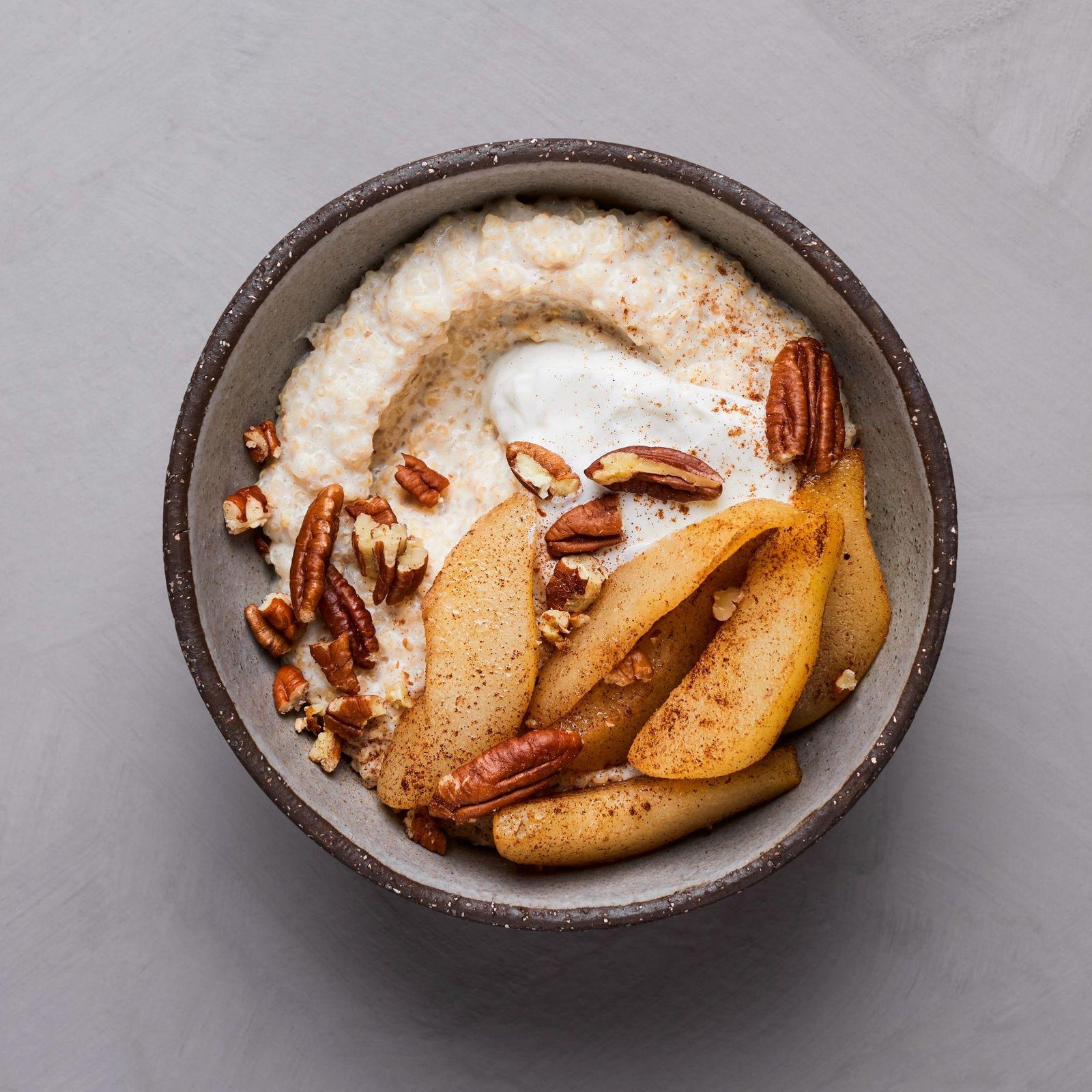 Quinoa-Brei mit gebackener Birne und Pekannüssen