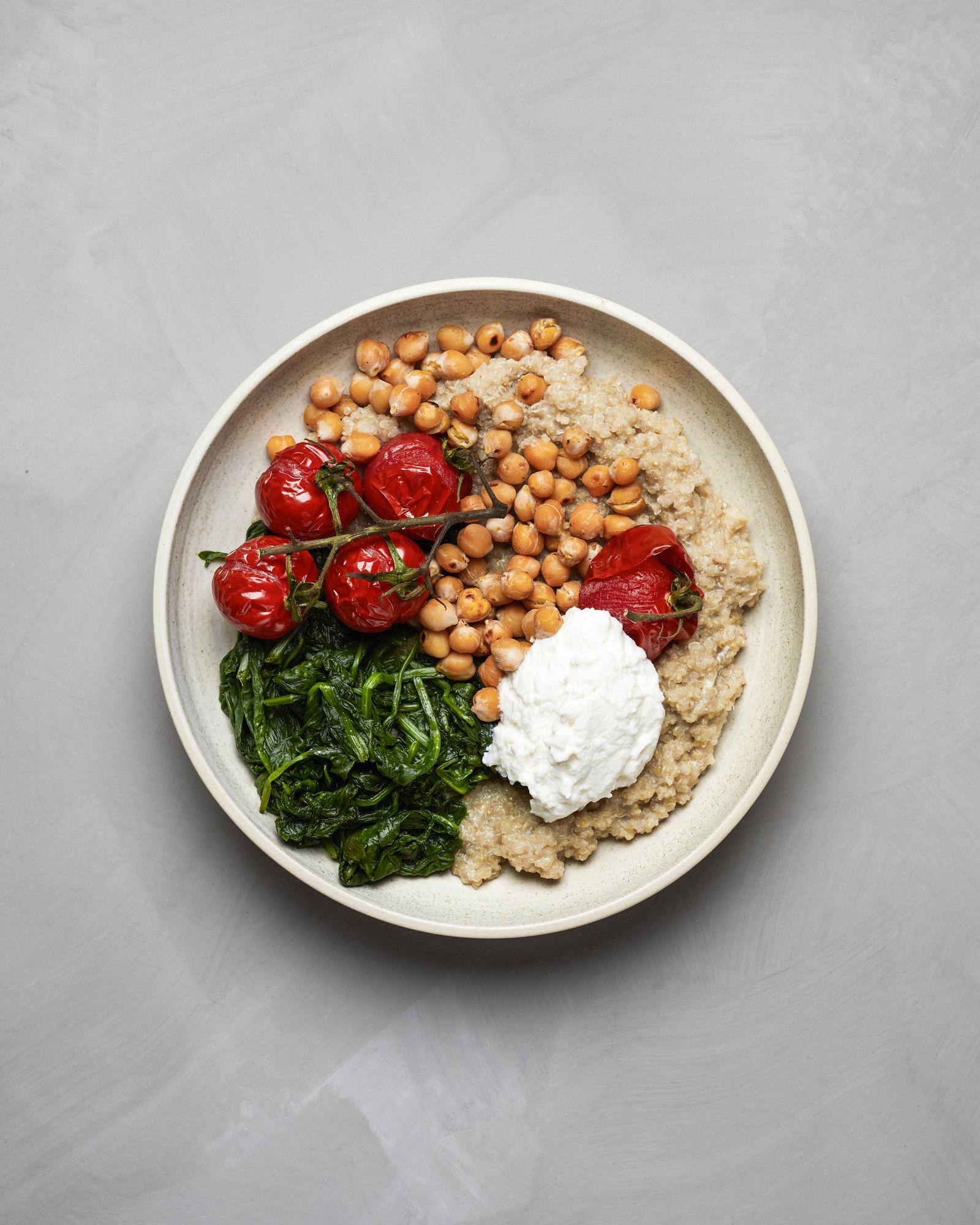 Quinoa-Brei mit Ricotta, gebackenen Tomaten und Kichererbsen