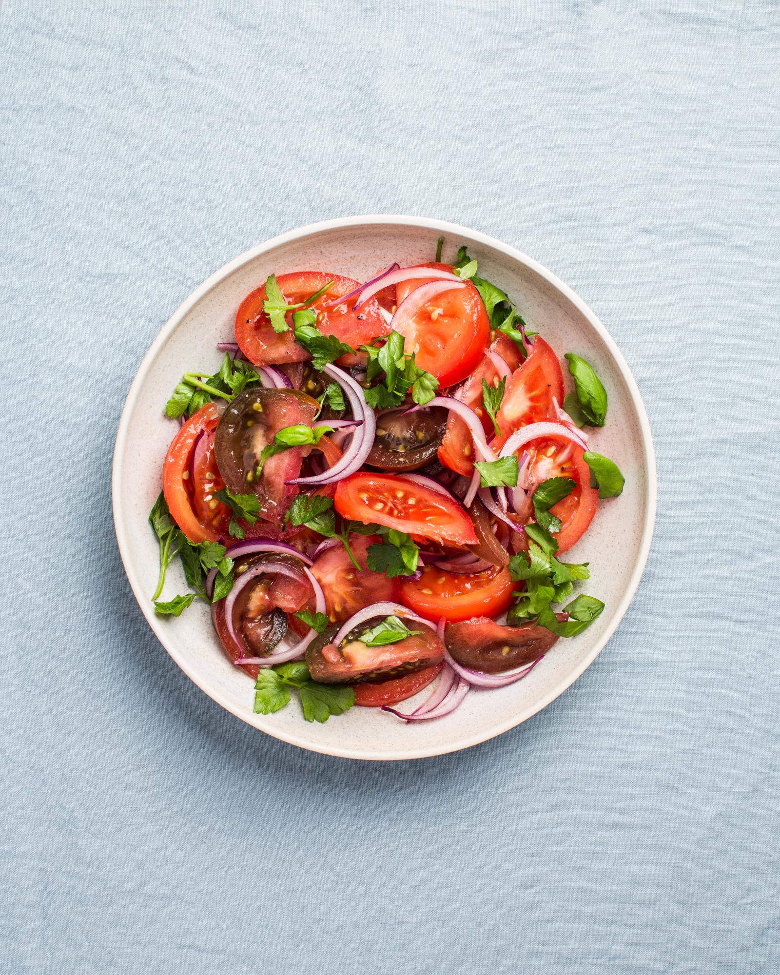 Tomatensalat mit Zwiebeln