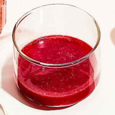 Rote-Bete-Saft mit Karotten und Kokosöl