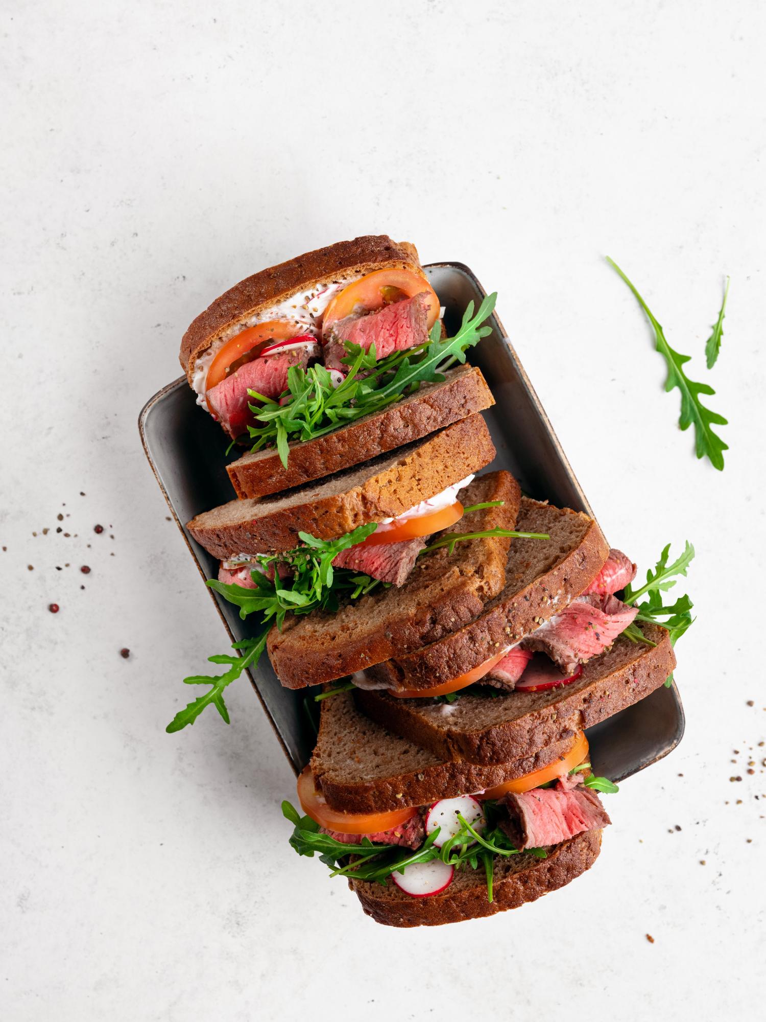 Roastbeef-Sandwich mit Radieschen-Dip