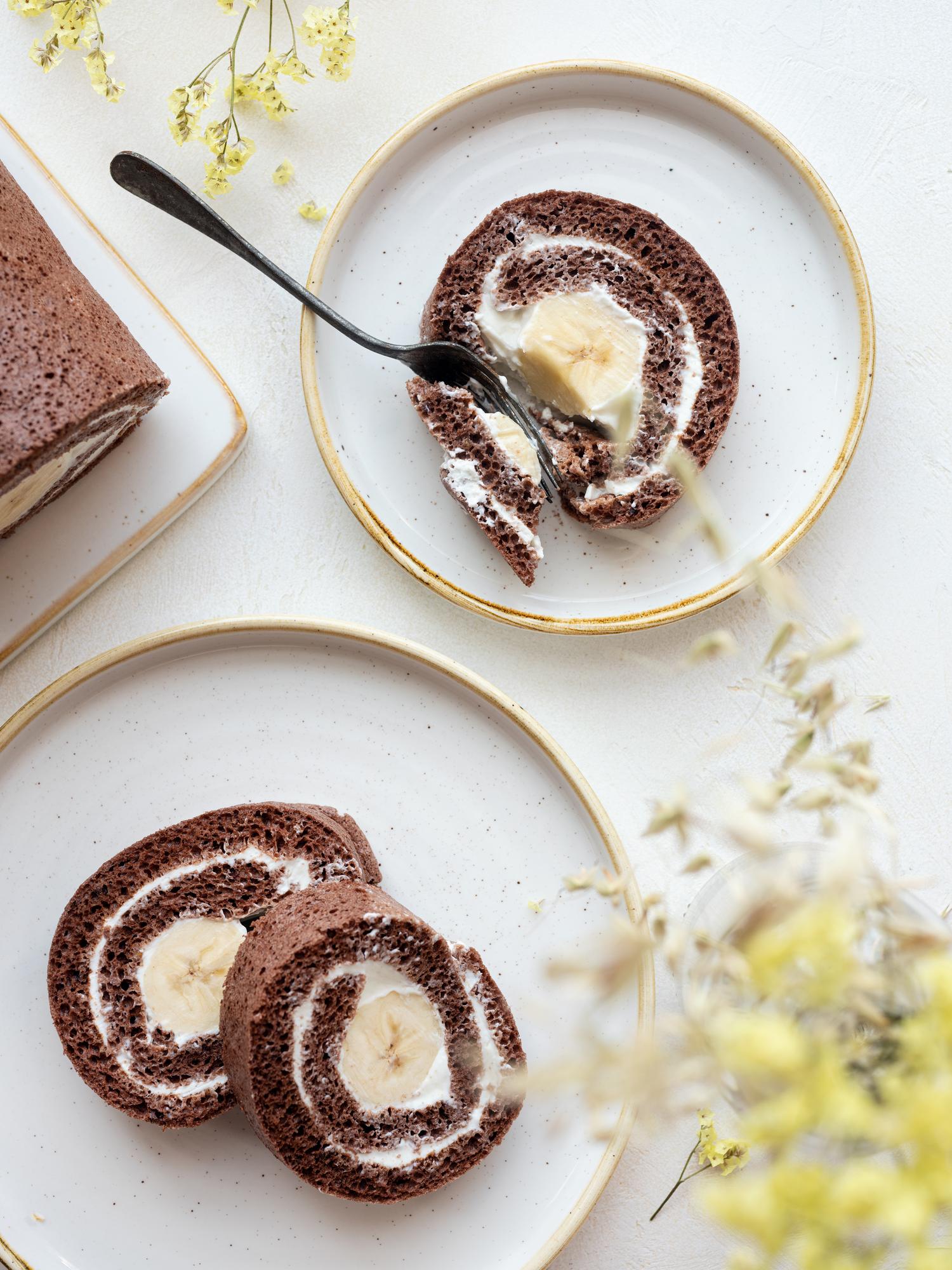 Roláde mit Schokolade und Bananen