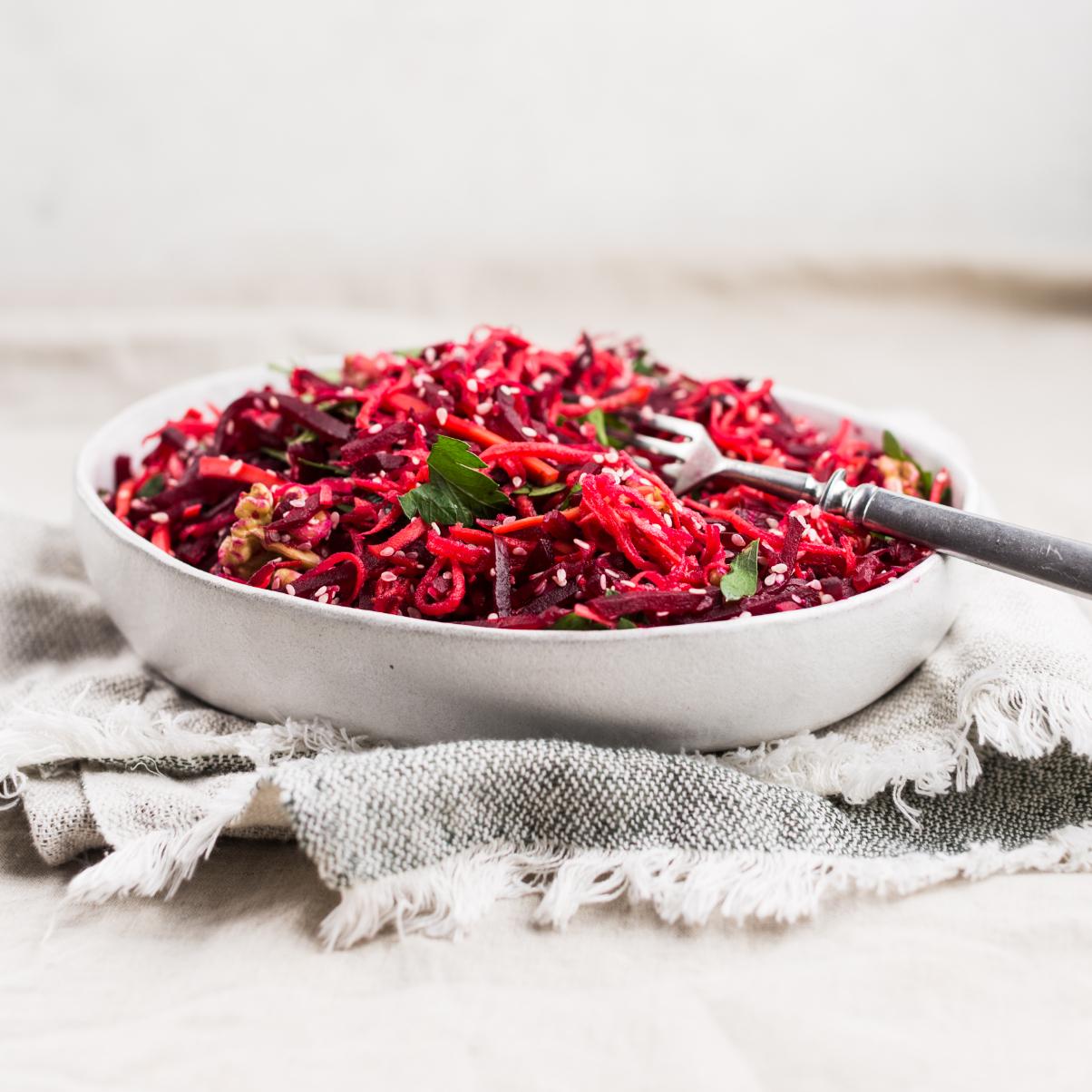 Salat aus Roter Bete und Nüssen