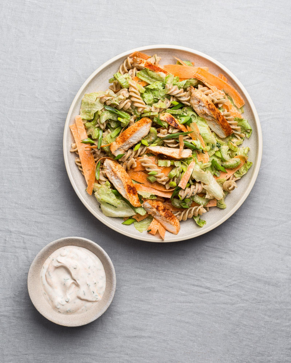Salat mit Hähnchenfleisch und pikantem Dressing