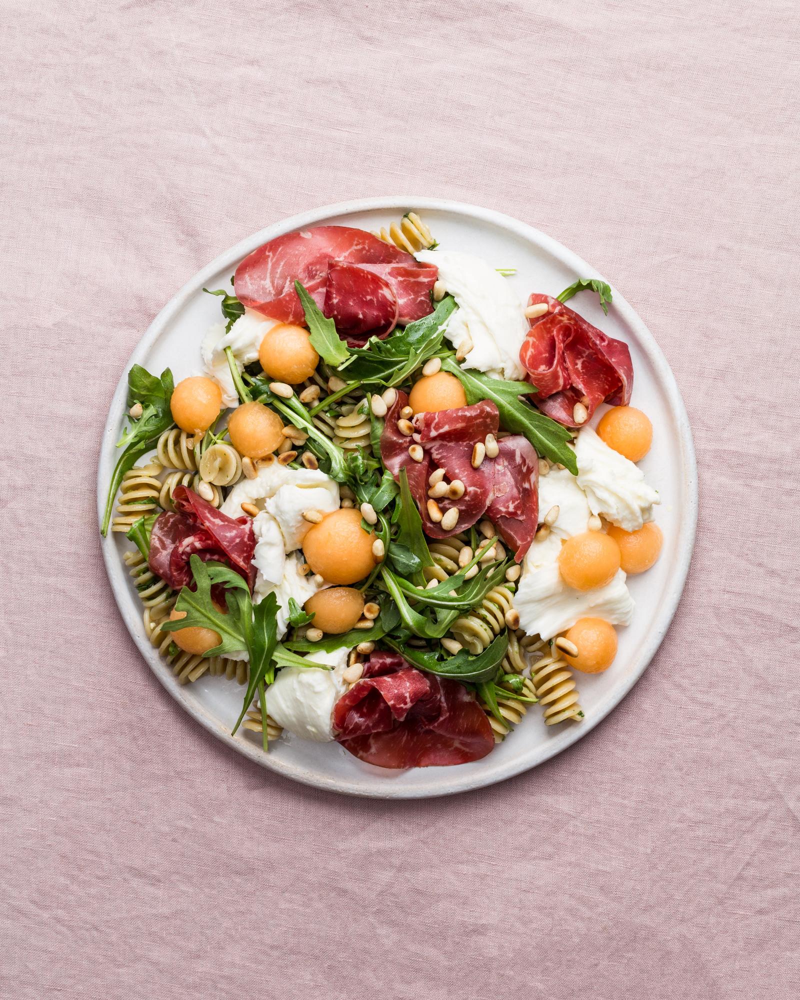 Salat mit Bresaola und gelber Melone