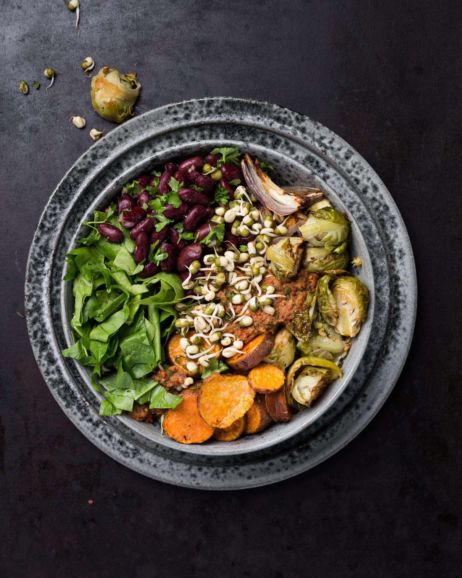Salat mit Rosenkohl und Salsa