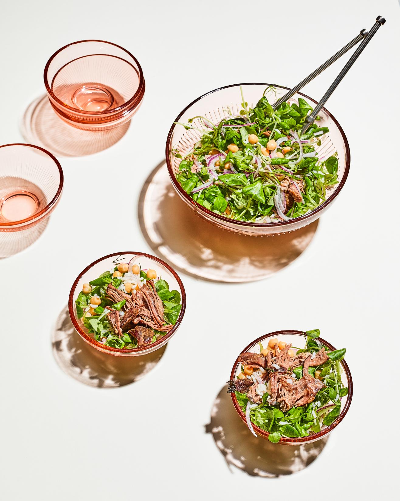 Salat mit gezupftem Lammfleisch, Kichererbsen und roten Zwiebeln