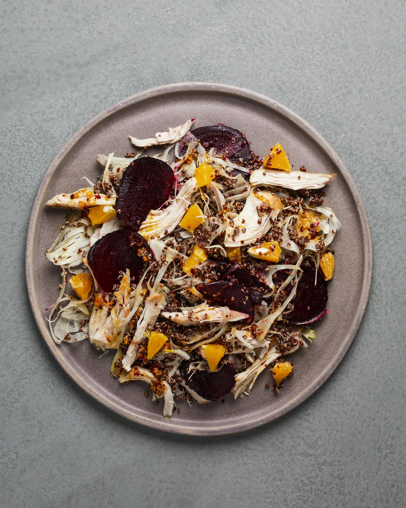 Salat mit gerupftem Putenfleisch, Fenchel und Orangenschale