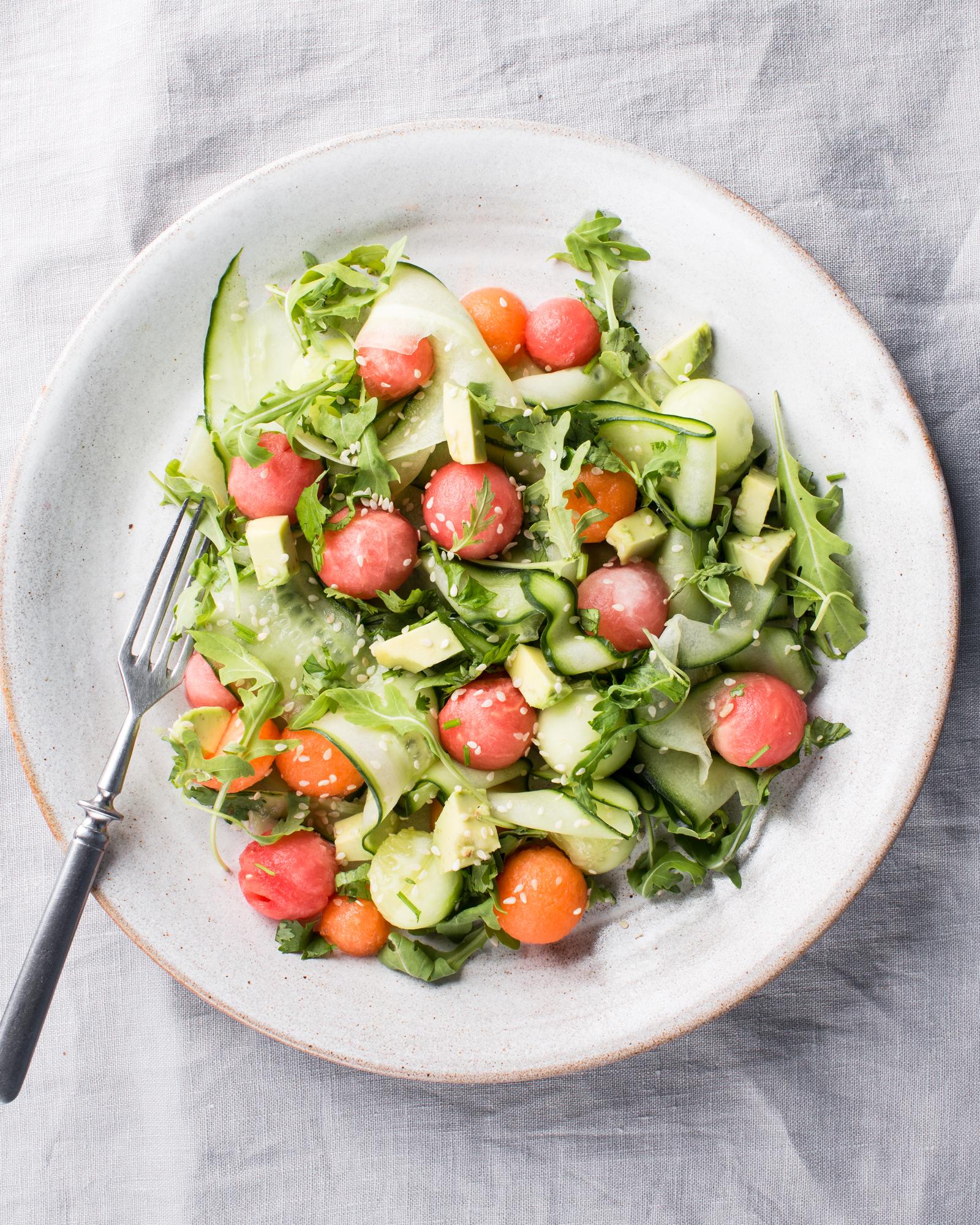 Salat mit Gurke, Melone und Avocado