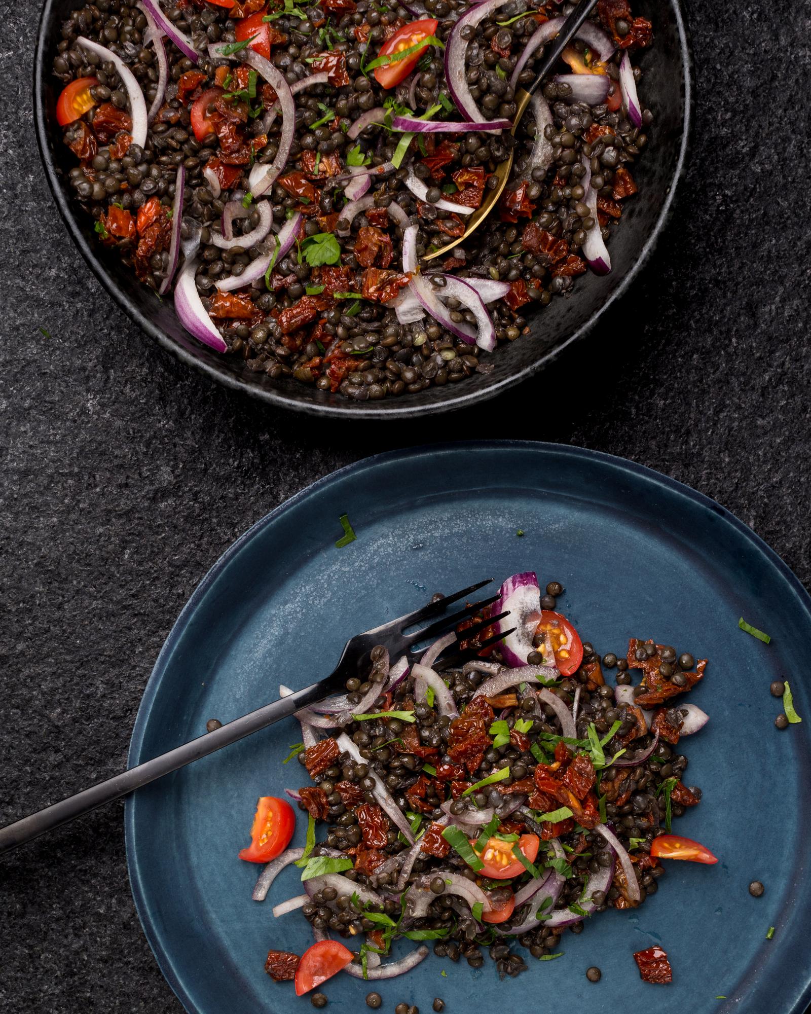 Salat aus schwarzen Linsen