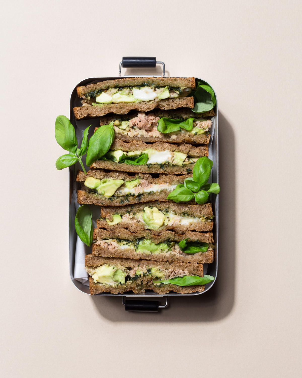 Sandwich mit Thunfisch und Avocado