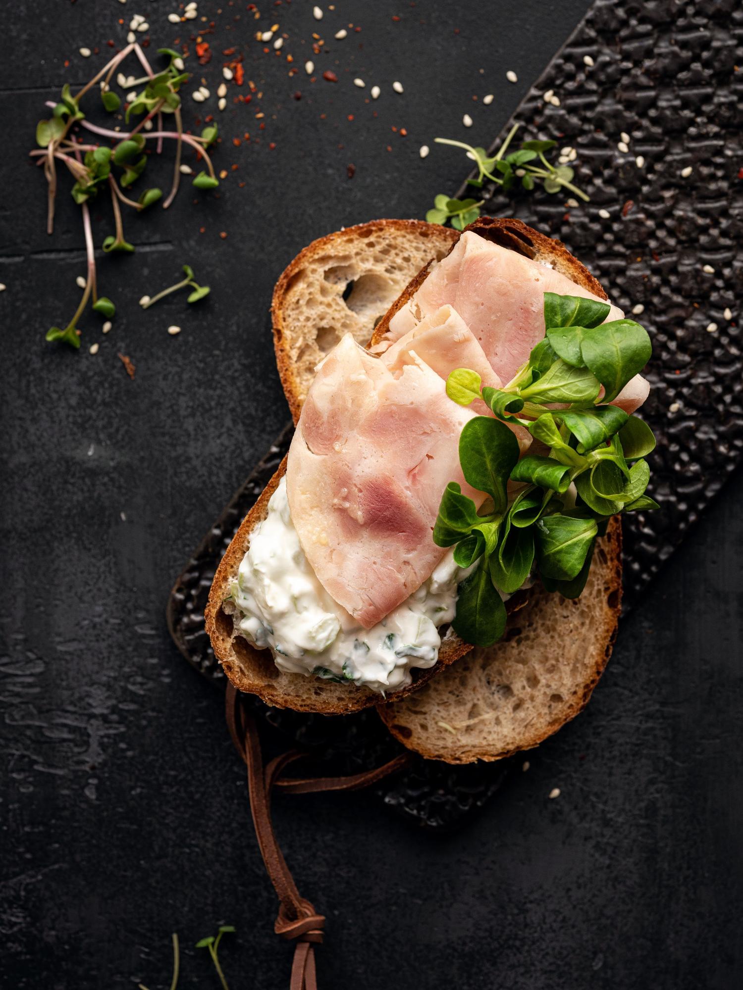 Sandwich mit Hähnchenaufschnitt und Meerrettich-Sellerie-Aufstrich