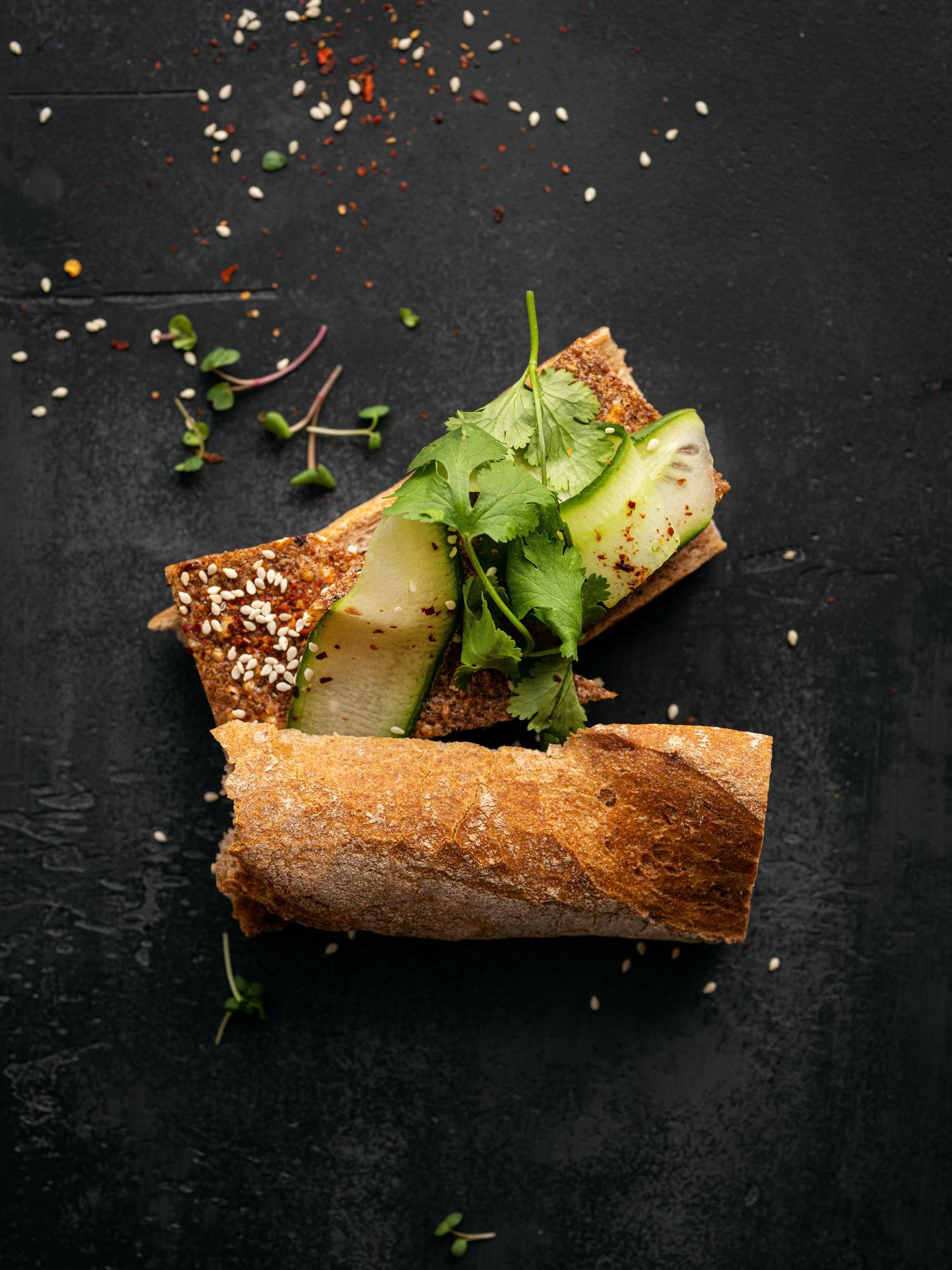 Sandwich mit gebackenem Omelett und Koriander