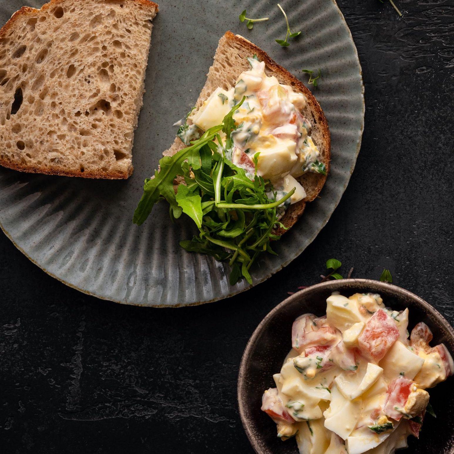 Sandwich mit Eiersalat und Rucola