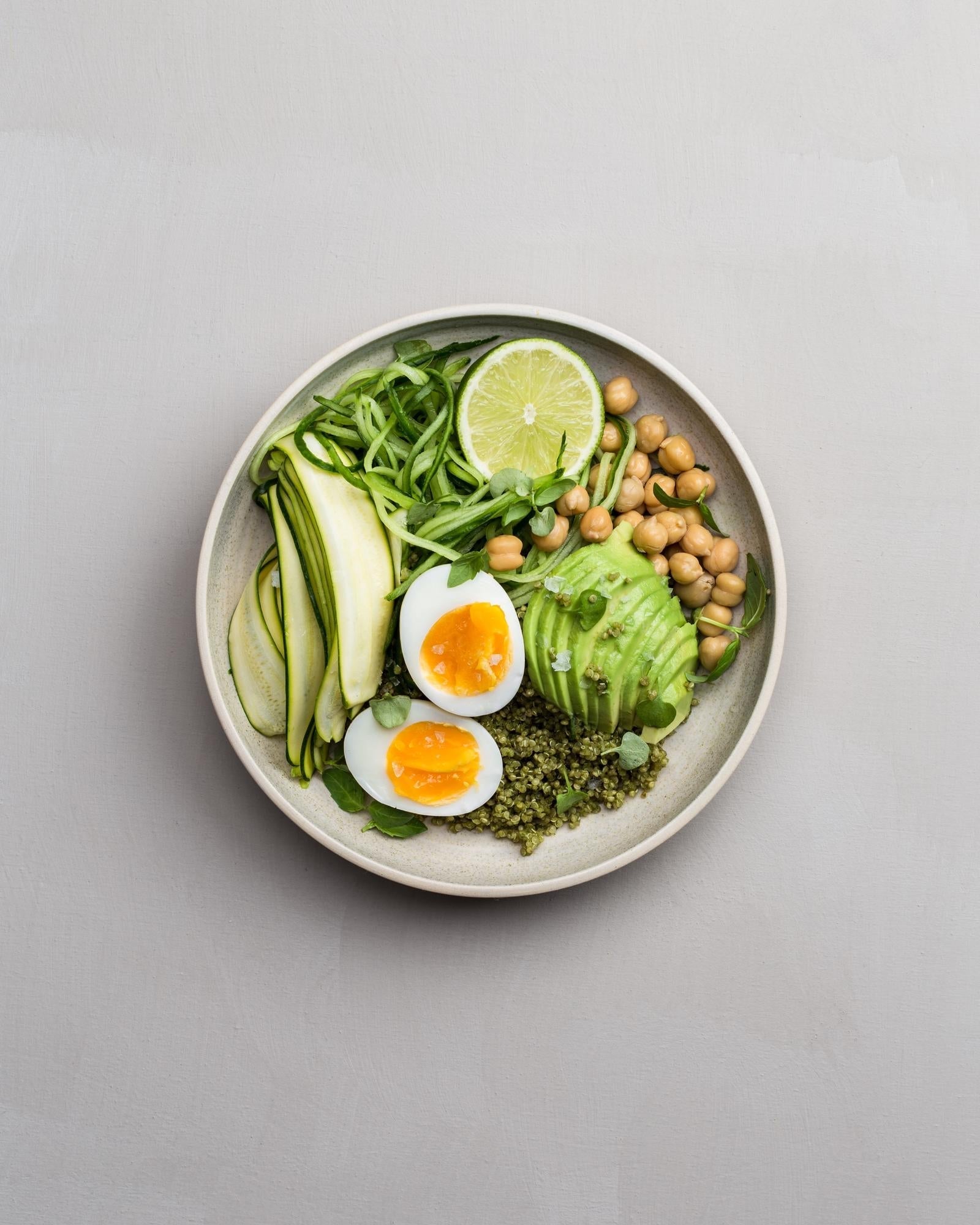 Herzhafte Schüssel mit Avocado und Basilikum-Quinoa