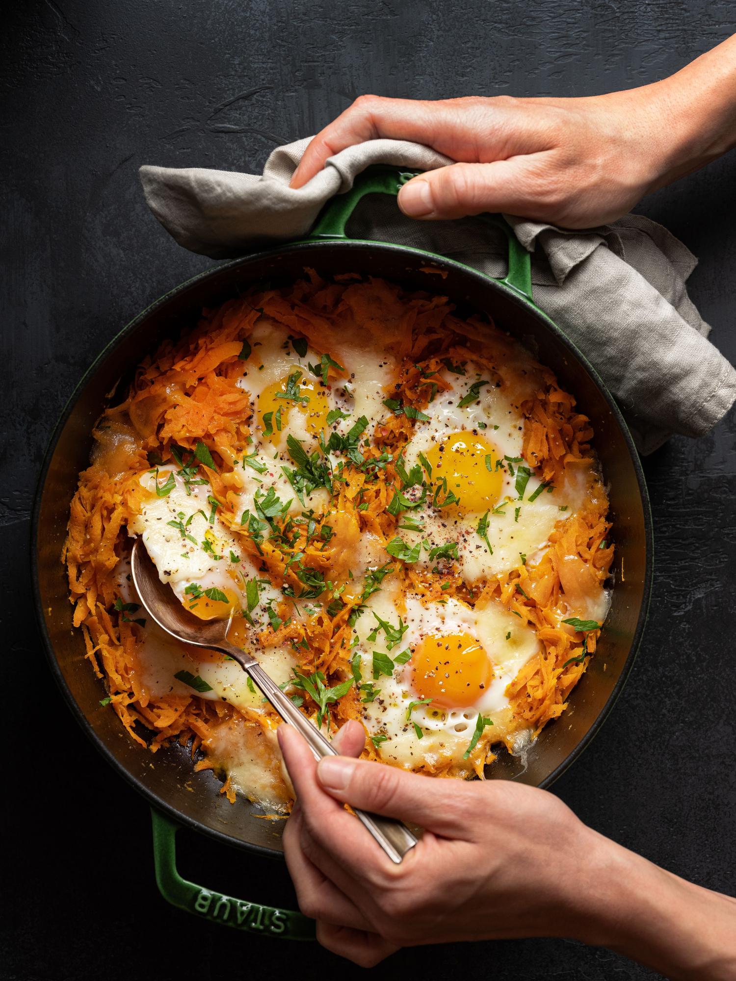 Frühstückspfanne mit Eiern, Süßkartoffeln und Mozzarella