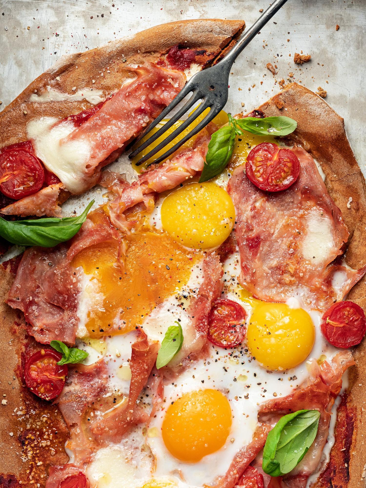 Frühstückspizza mit Eiern