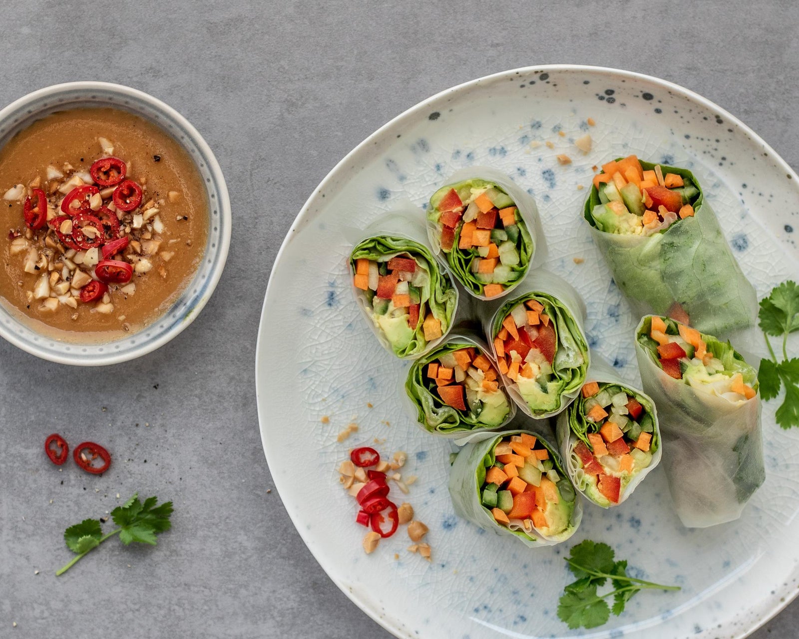 Sommerliche Gemüseröllchen mit Erdnusssauce