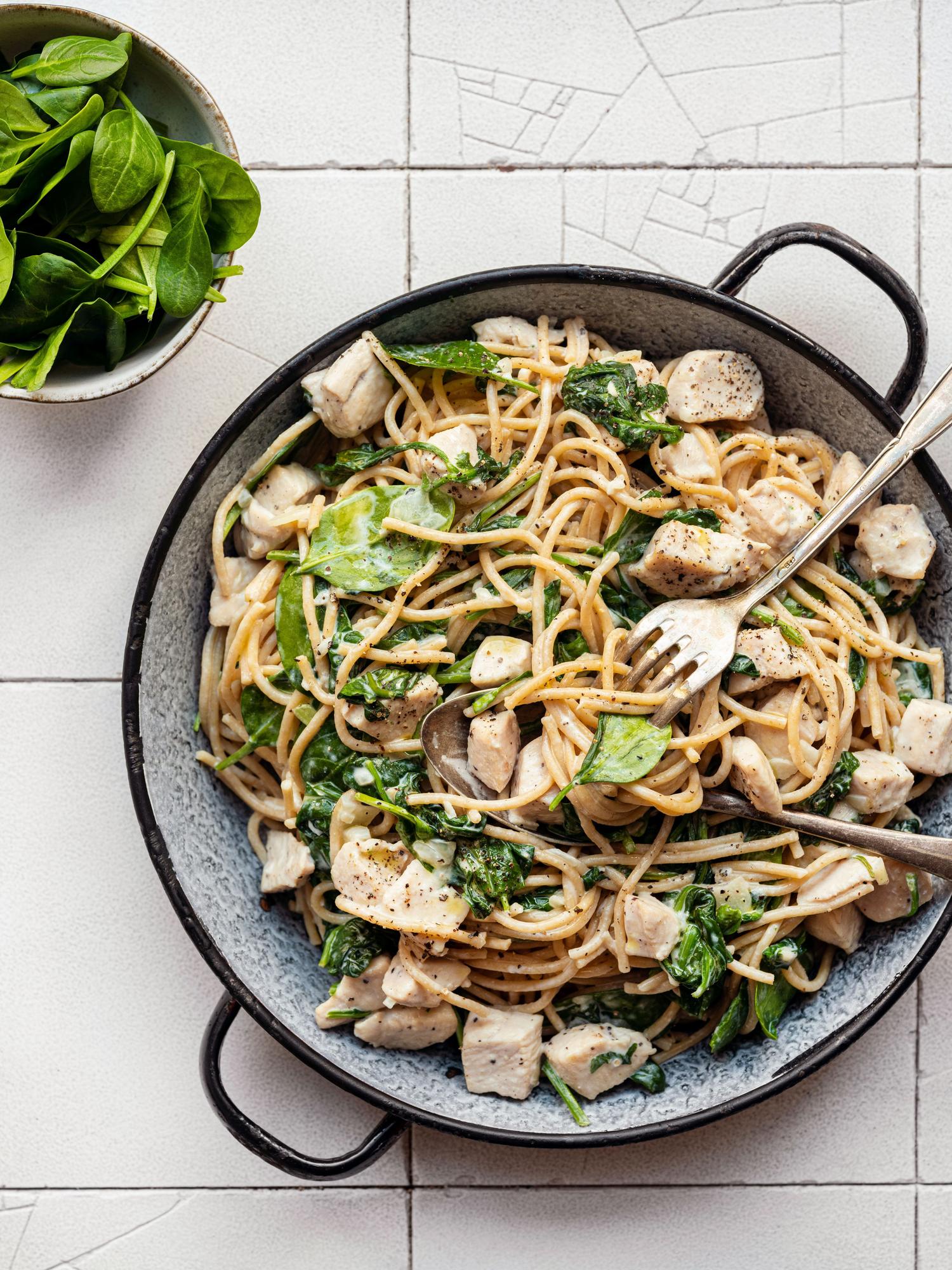 Spaghetti mit Spinat, Käse und Hähnchen