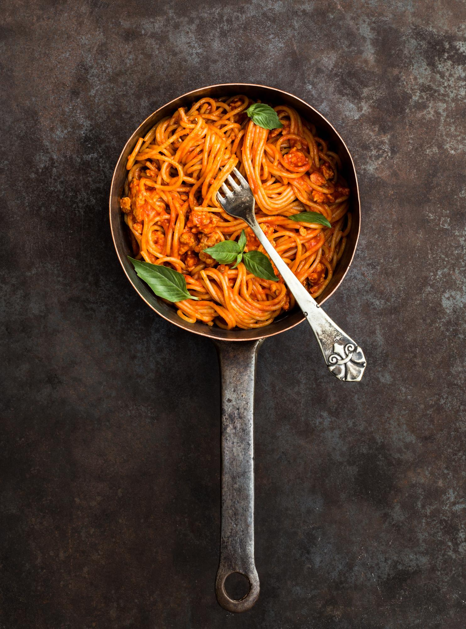 Spaghetti mit Soße aus gebackenen Paprika und Putenhackfleisch