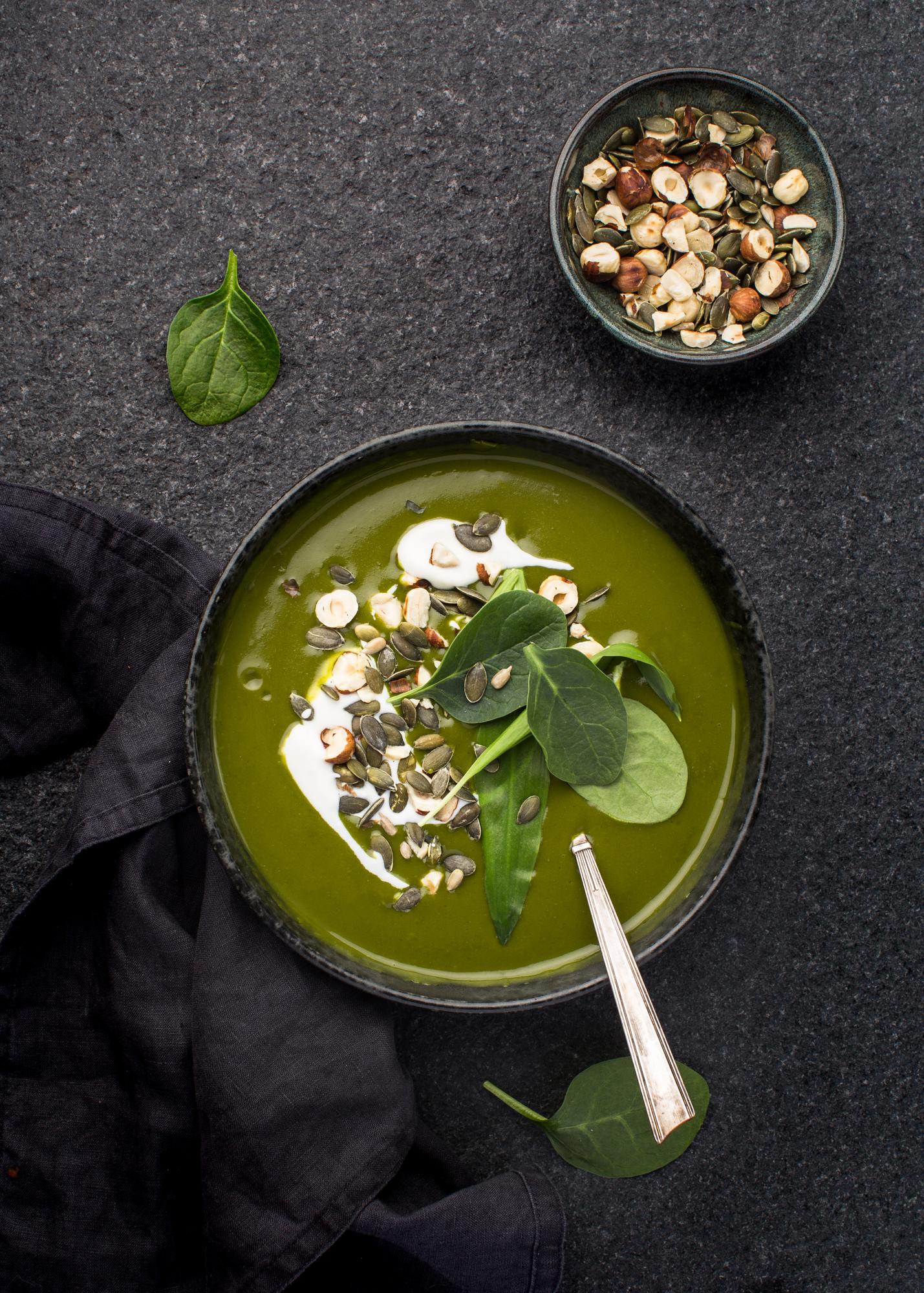 Spinatsuppe mit pochiertem Ei