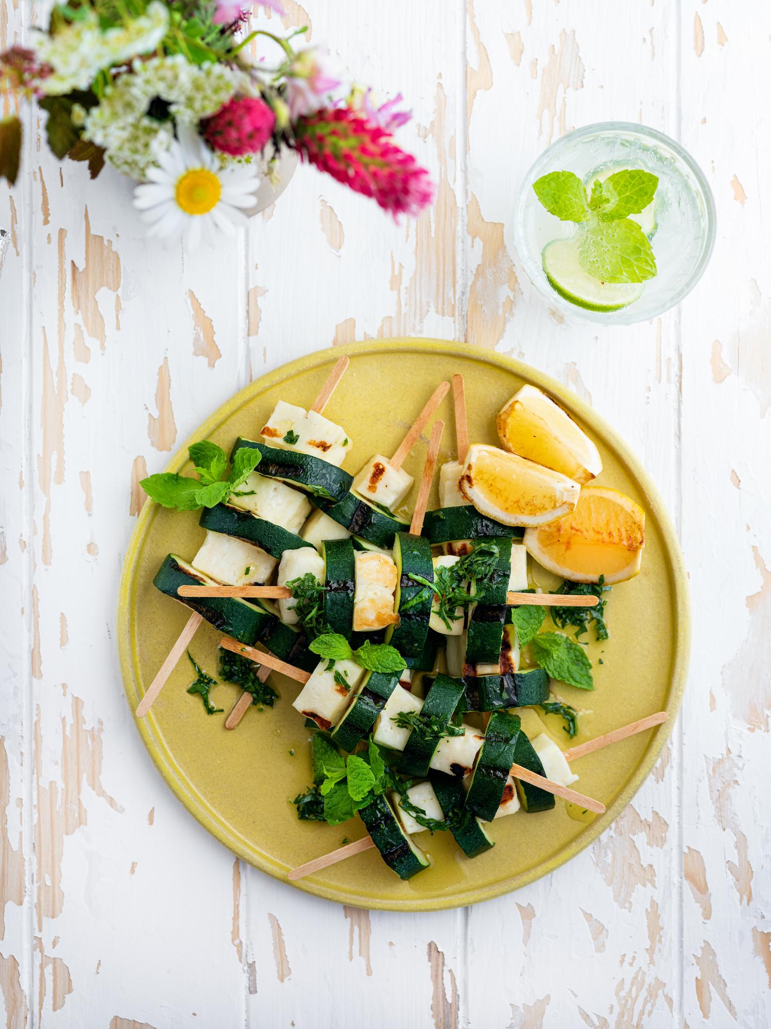 Spieß mit Zucchini und Halloumi-Käse