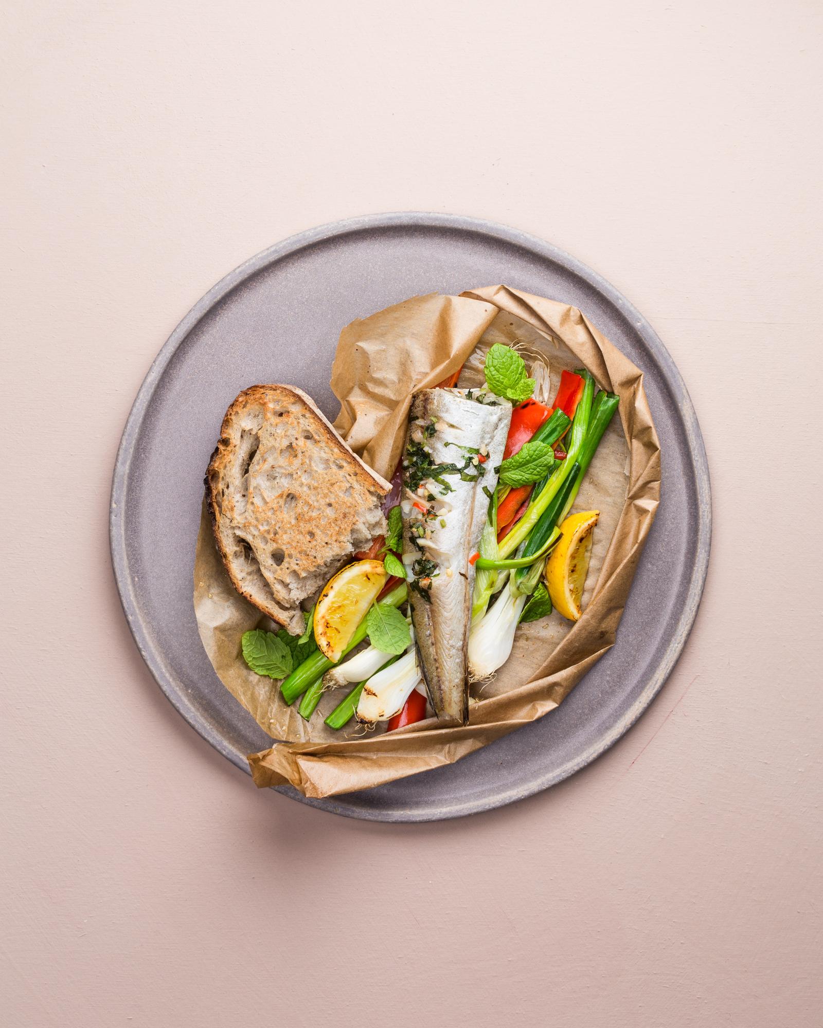 Hecht in der Papillote mit Frühlingszwiebeln und Chilli