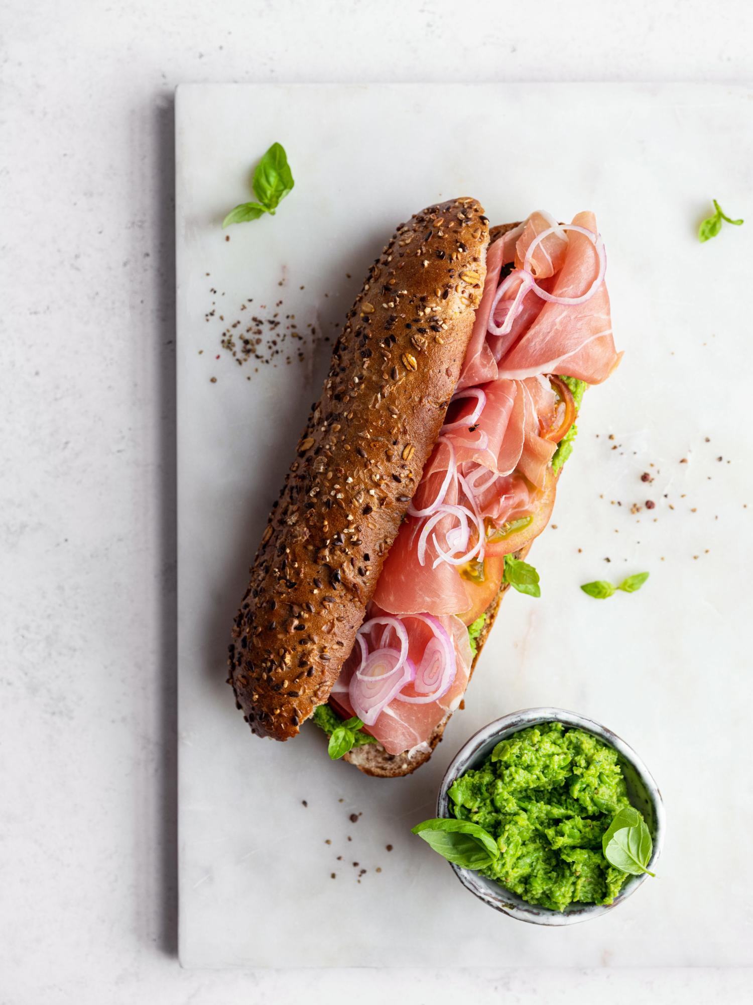 Schinkensandwich mit Erbsendip